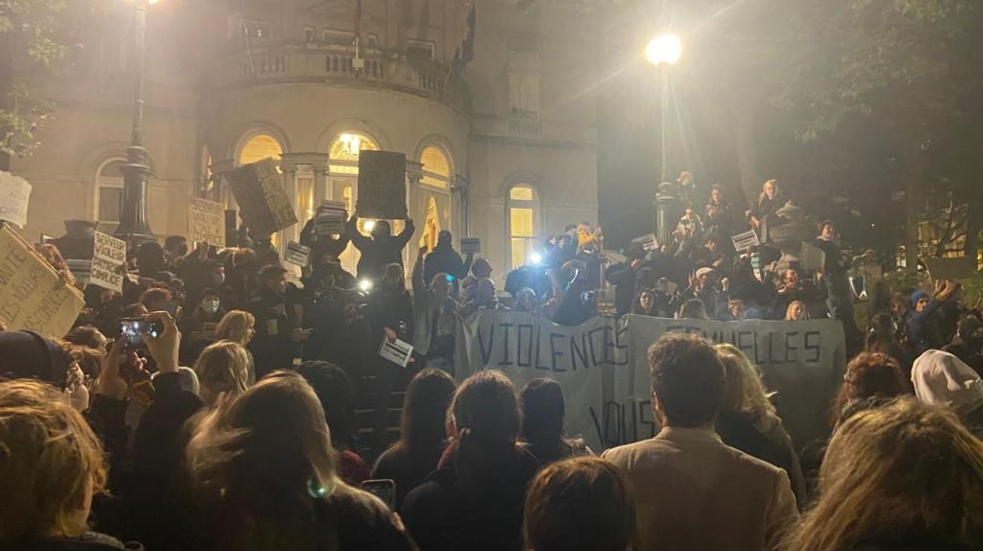 Les manifestants sur la place Fernand Cocq
