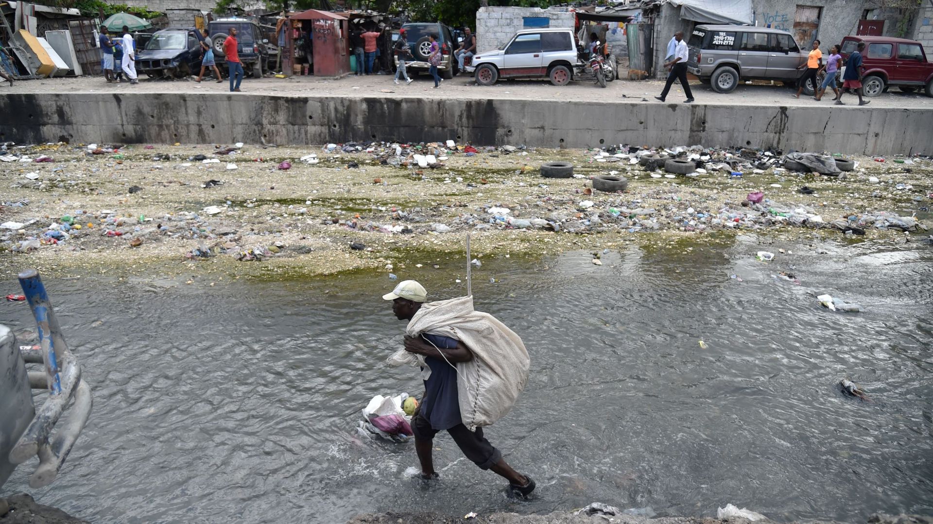 Un haïtien récolte du plastic et des bouteilles vides en prévision du passage de l'ouragan Matthew.