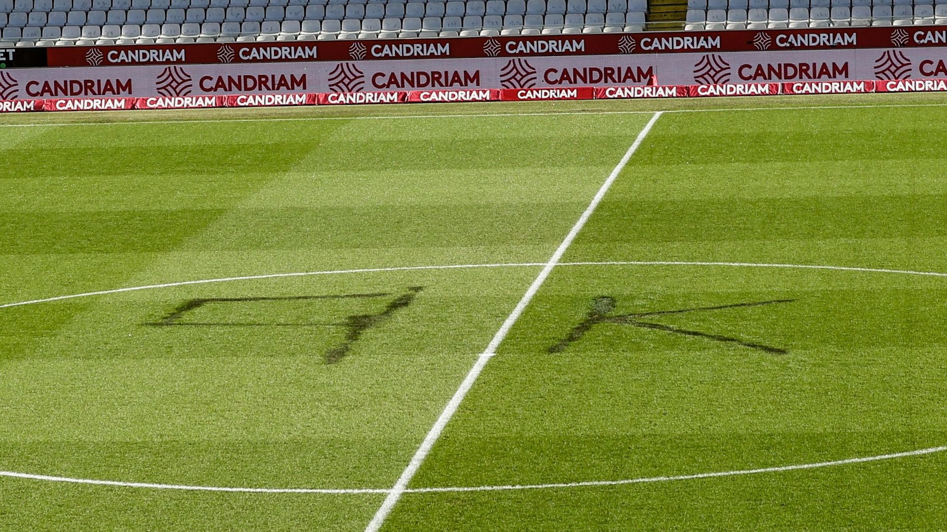 Les inscriptions sur la pelouse du Jan Breydel Stadion