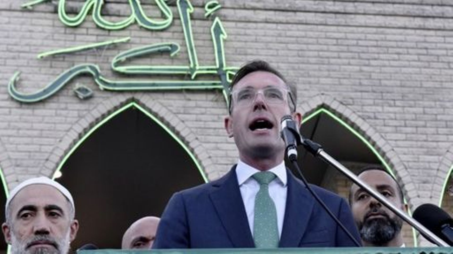 Le Premier ministre de la Nouvelle-Galles du Sud, Dominic Francis Perrottet, s’adresse à des musulmans à la mosquée de Lekamba après une prière de l’Aïd al-Fitr dans l’ouest de Sydney, le 2 mai 2022.