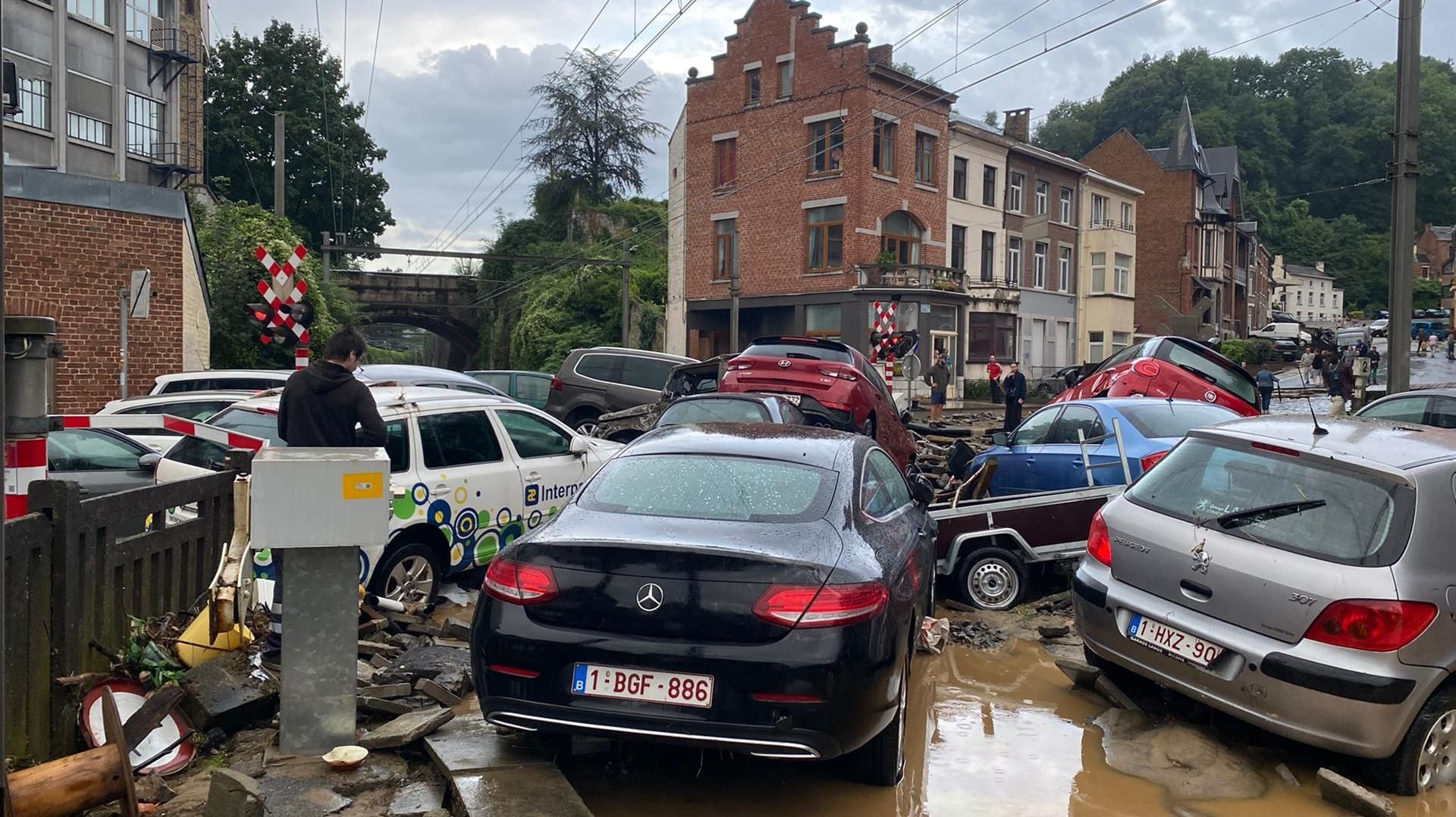Le 24 juillet dernier, emportées par l’eau, les voitures se sont entassées sur le passage à niveau de la rue de Philippeville.