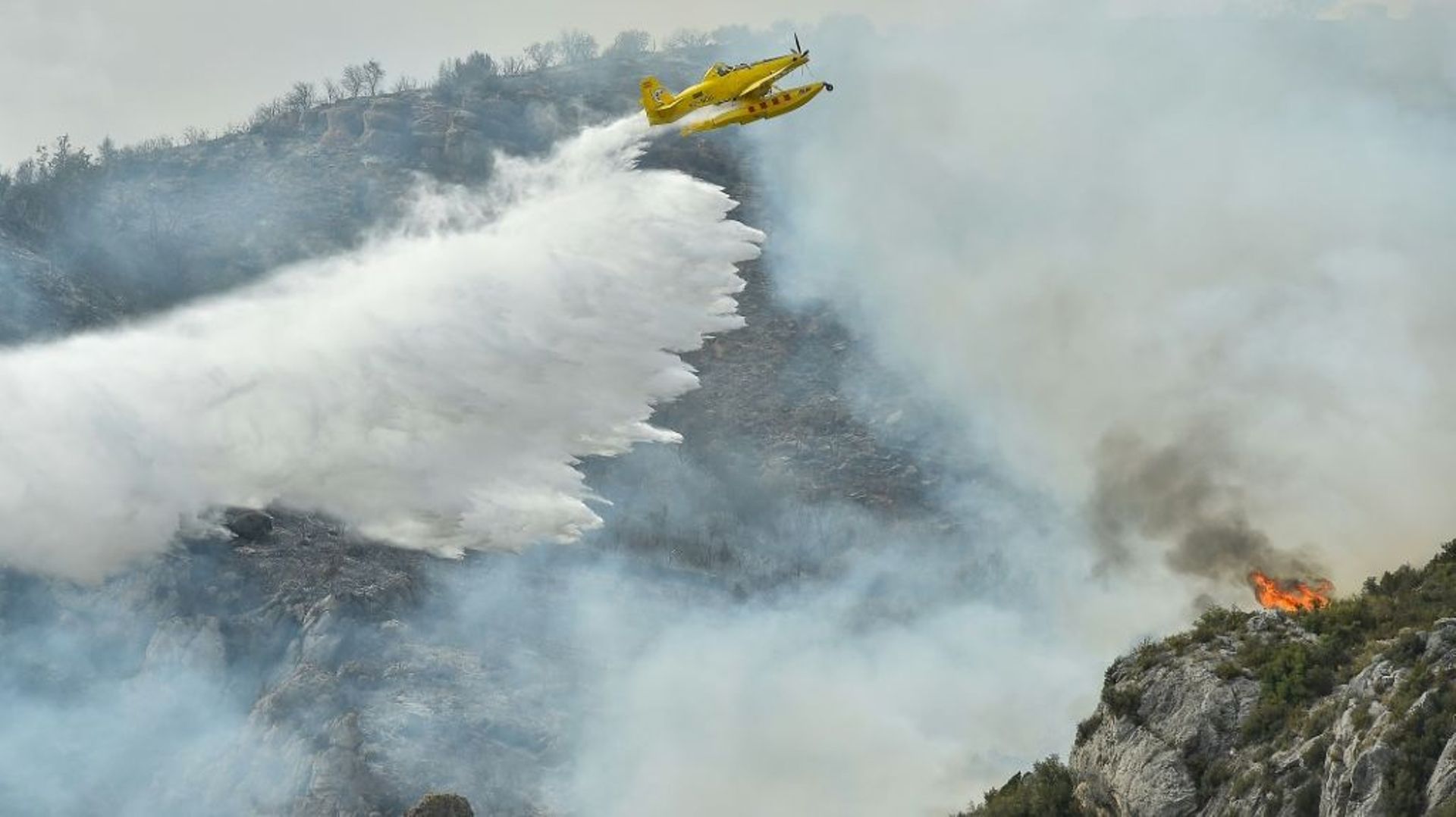 Un avion de lutte contre les incendies largue sa cargaison d’eau pour contenir un incendie qui s’est déclaré près d’Artesa de Segre, en Catalogne, le 16 juin 2022