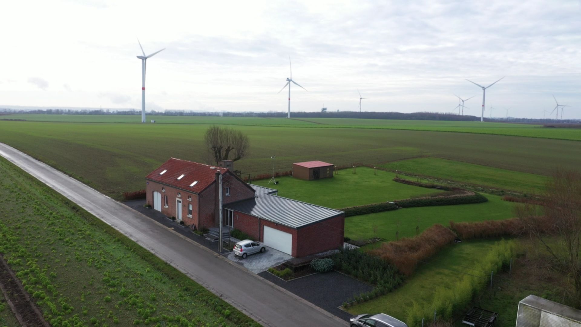 A Verlaine, maison encerclée par le plus grand parc éolien de Wallonie.
