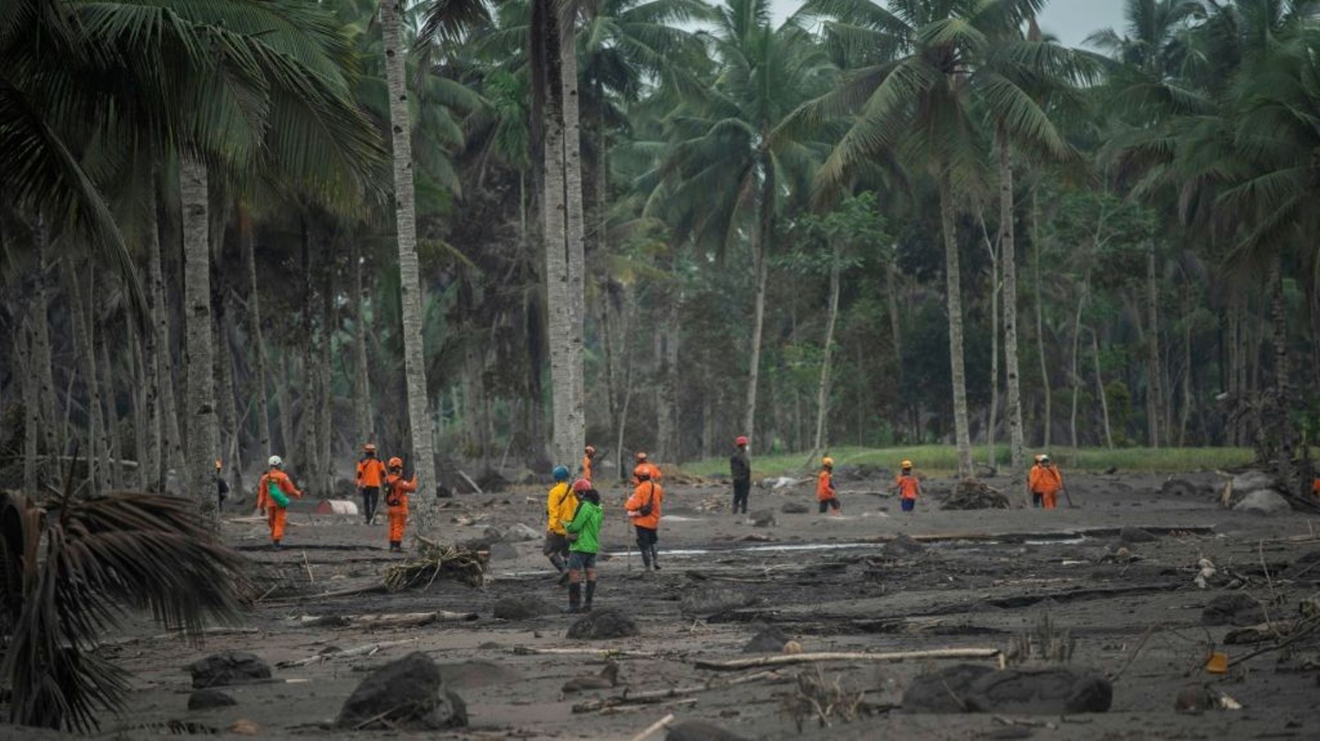 Les secours continuent de rechercher des victimes le 6 décembre 2021 après l'éruption du volcan Semeru, qui a tué au moins 15 personnes