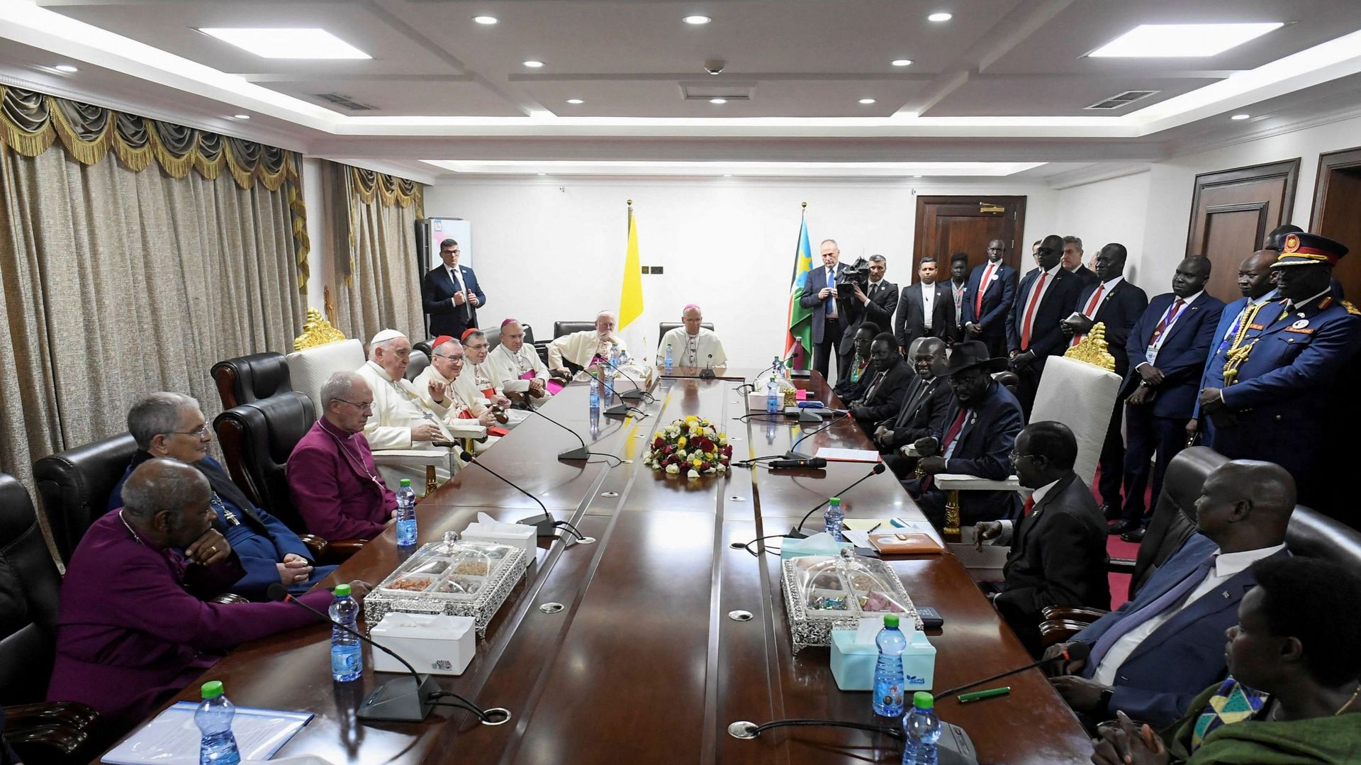 Iain Greenshields de l’Église d’Écosse, l’archevêque de Canterbury Justin Welby et le pape François rencontrant le président du Sud-Soudan Salva Kiir au palais présidentiel de Juba, au Sud-Soudan.