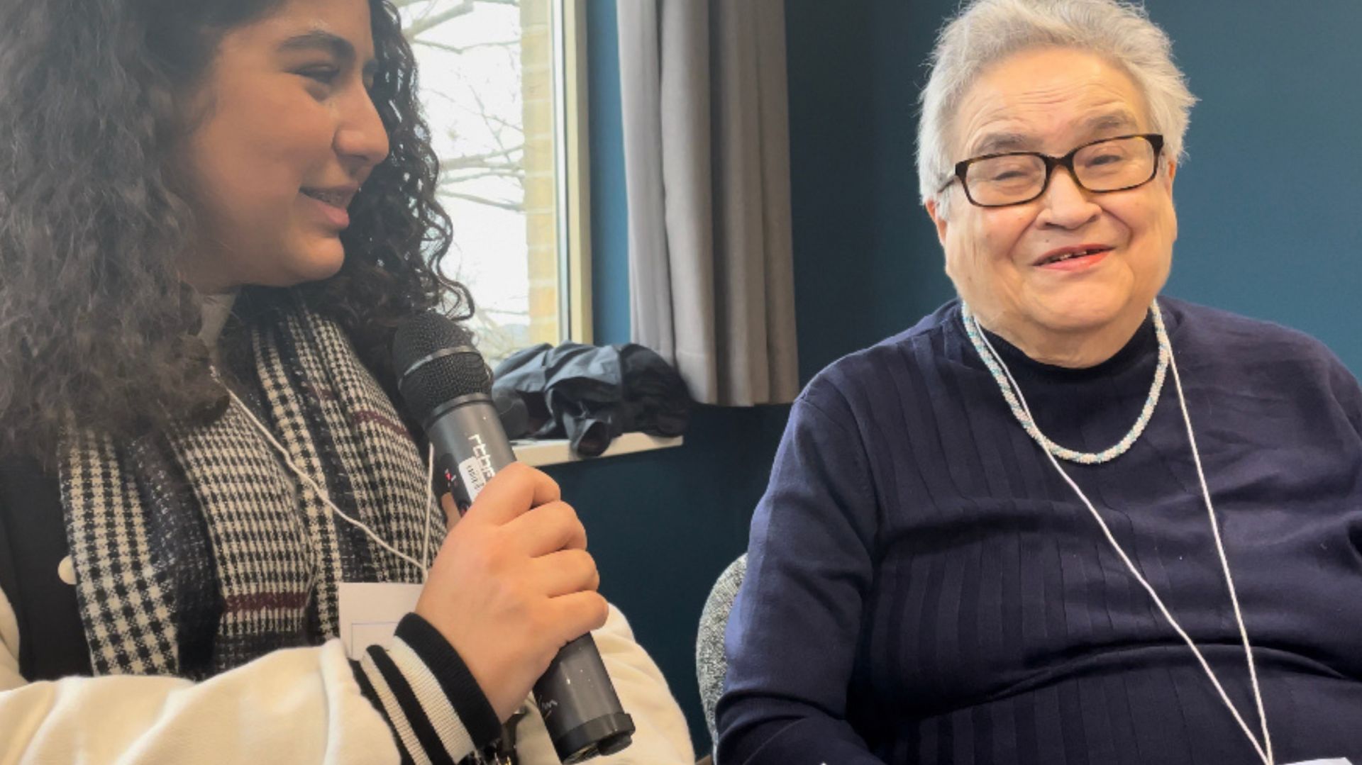 Raja, 14 ans, interviewe Maria-Héléna, 84 ans, pour en apprendre plus sur elle. 