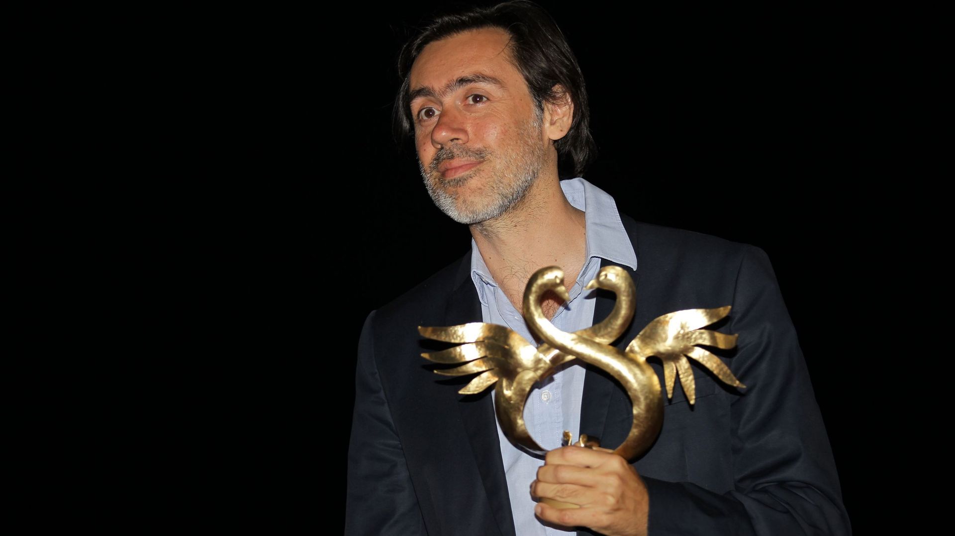 Emmanuel Mouret pose avec le prix du meilleur premier film pour "Caprice" en Juin 2015 durant le Festival du Film Romantique de Cabourg