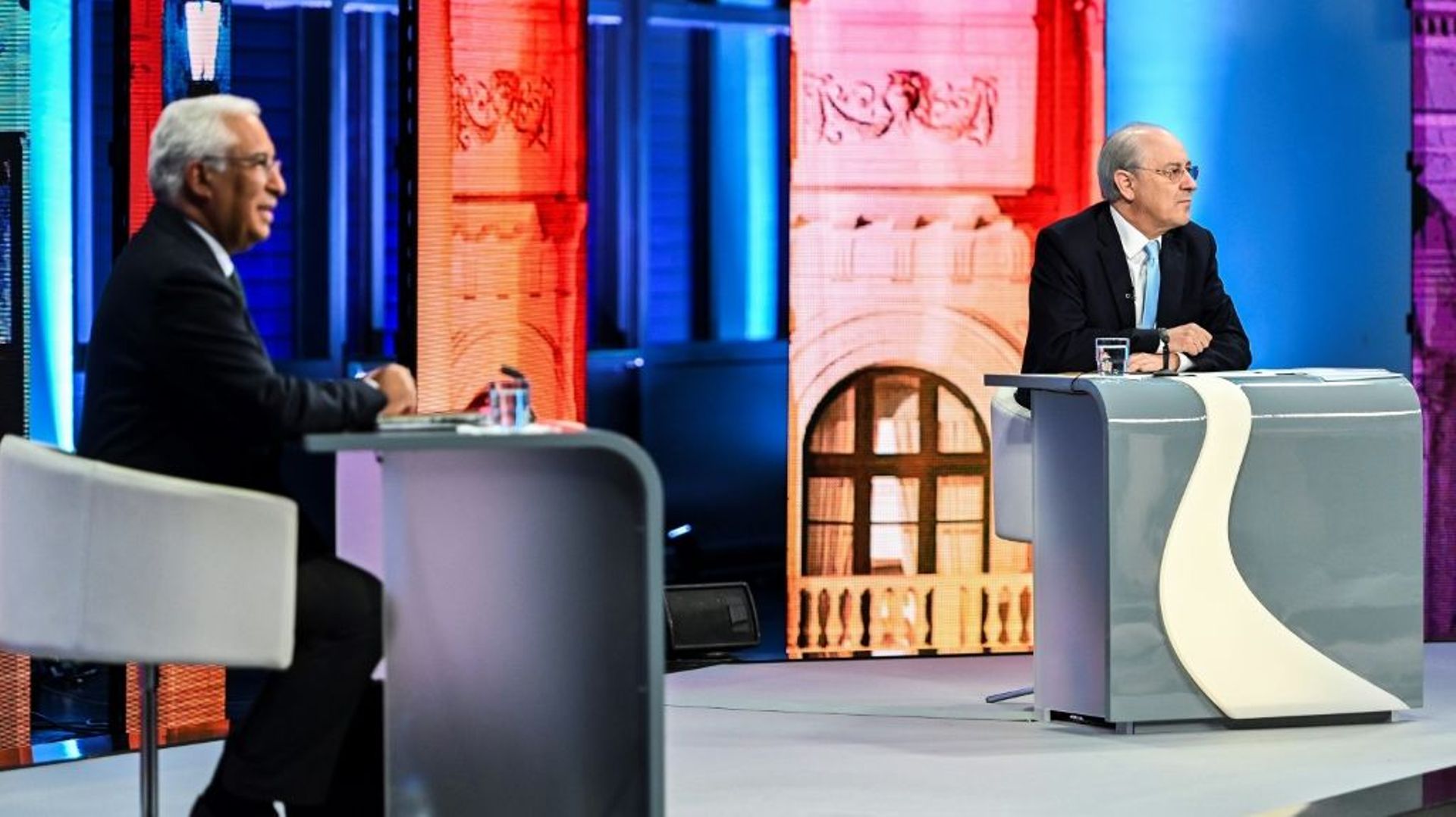 Le Premier ministre socialiste portugais sortant Antonio Costa (G) avec son adversaire de centre droit Rui Rio avant un débat télévisé dans les studios de la télévision publique RTP à Lisbonne, le 13 janvier 2022