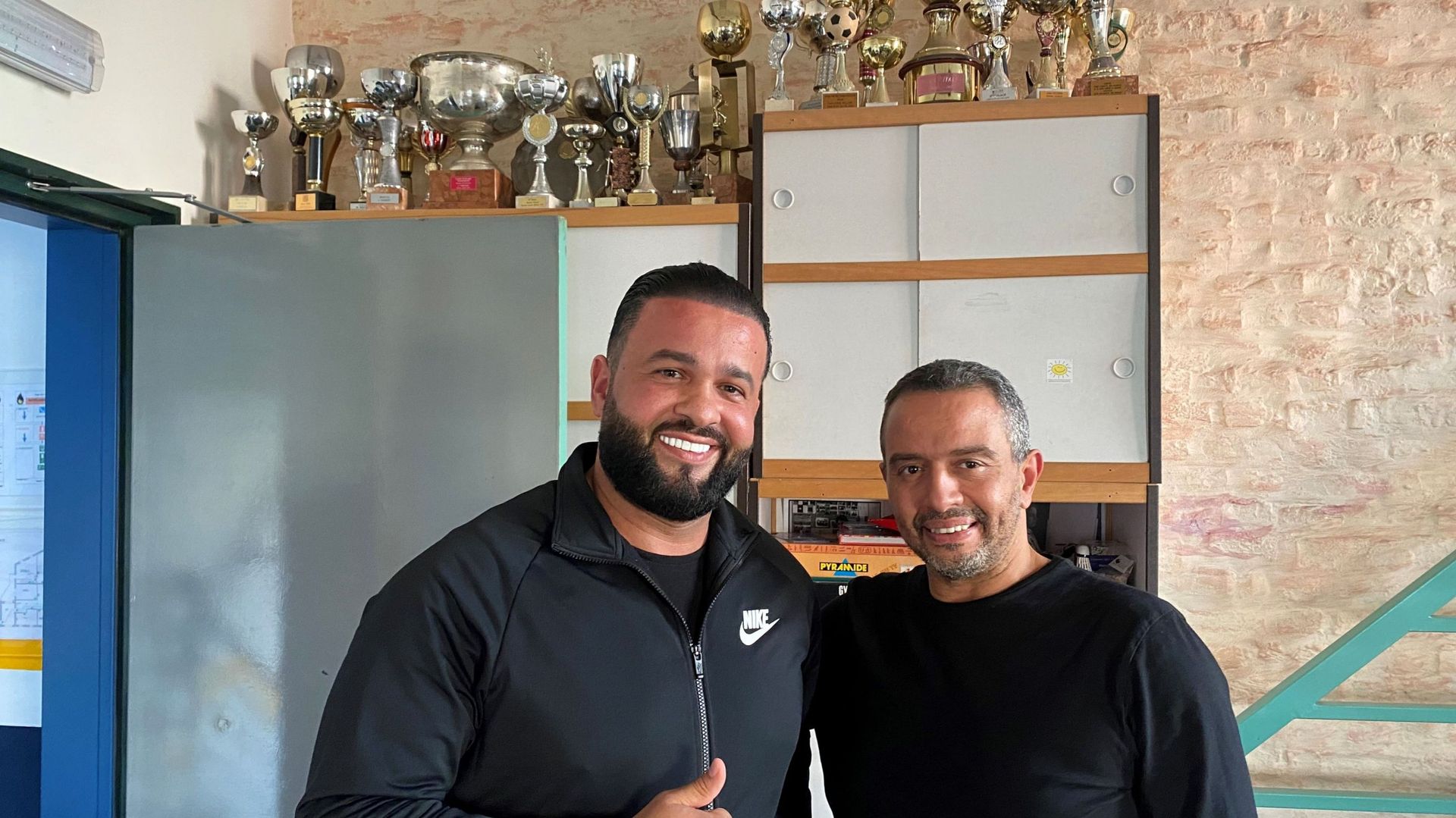Moustafa (à gauche) et son ancien éducateur Bachir M’rabet. Devenu boxeur professionnel et aujourd’hui coach sportif, Moustafa n’est plus "le petit à la touffe de cheveux qui rigolait beaucoup, voire même de trop"