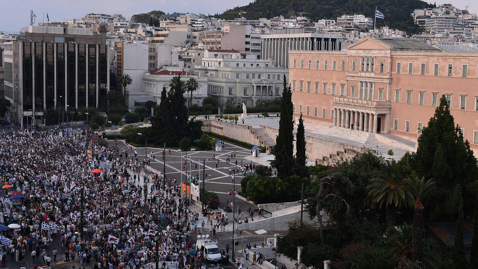 Les adversaires de l'austérité ont défilé devant le parlement à Athènes