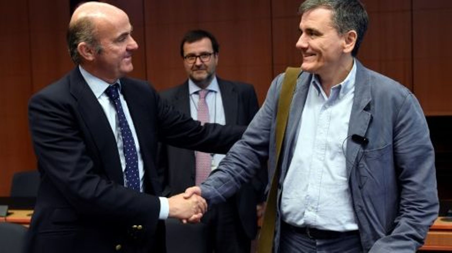 Le ministre grec des Finances Euclid Tsakalotos (d) et son homologue espagnol Cristobal Montoro Romero, le 24 mai à Bruxelles 