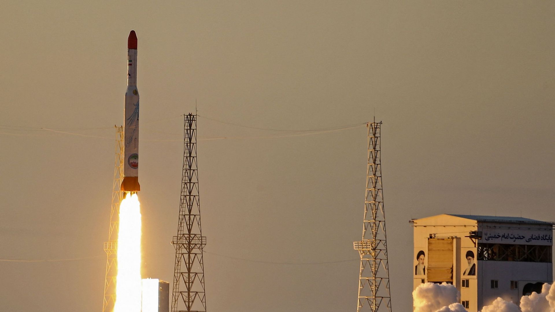 Une photo publiée par le ministère iranien de la Défense le 30 décembre 2021 montre une fusée satellite Simorgh (Phoenix) décollant lors de son lancement dans un lieu non divulgué en Iran. La république islamique a annoncé qu'elle avait effectué un nouvea