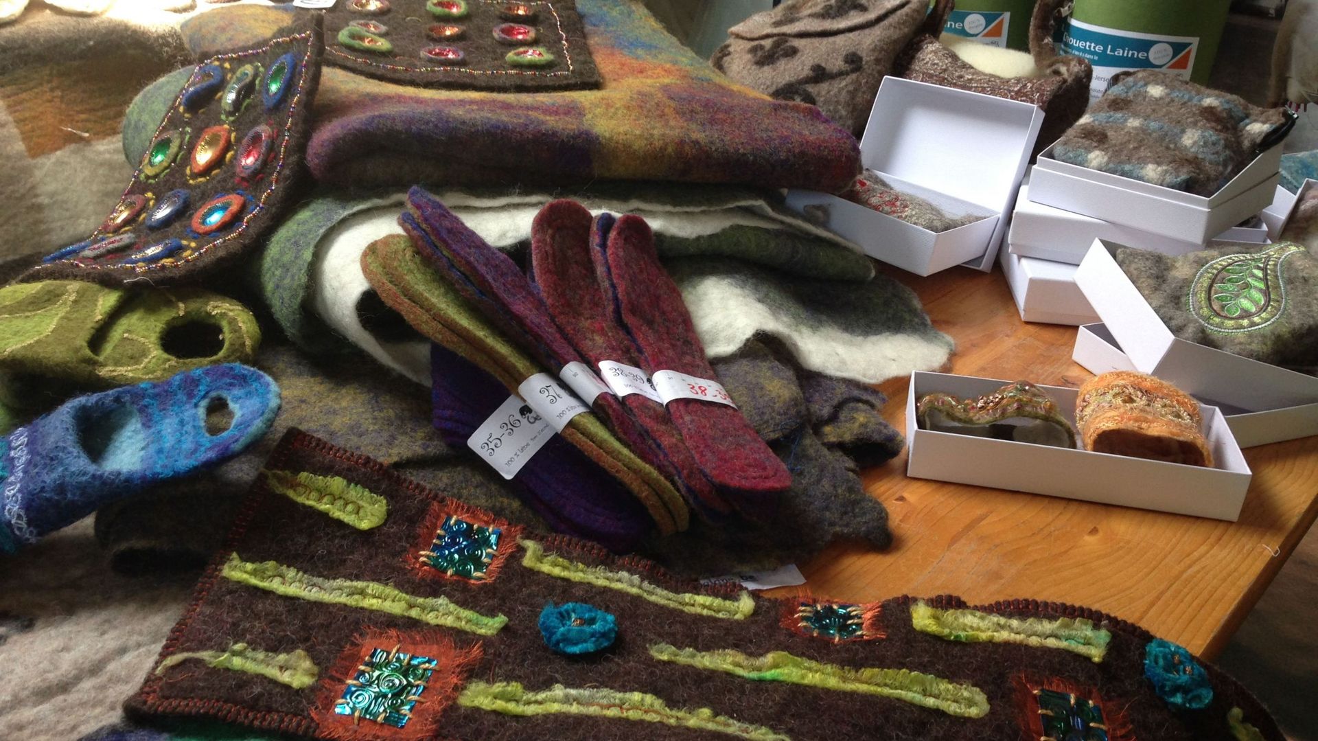 Marie Ghyssens transforme la laine en feutre pour réaliser des sacs, chaussons ou bracelets