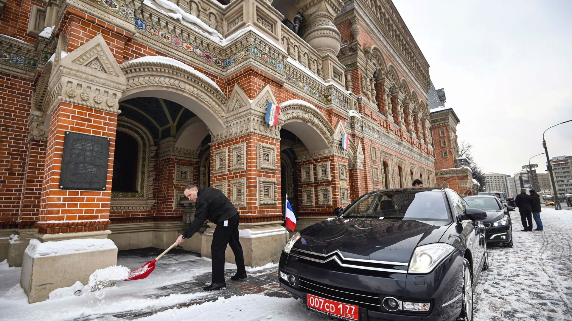 Déneigement devant l’ambassade de France à Moscou, ce 7 février