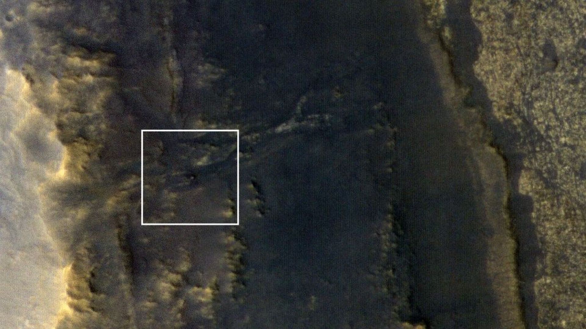 A l'intérieur du carré blanc, un point blanc est le robot Opportunity, pris en photo le 20 septembre 2018 par un satellite de la Nasa en orbite autour de Mars 