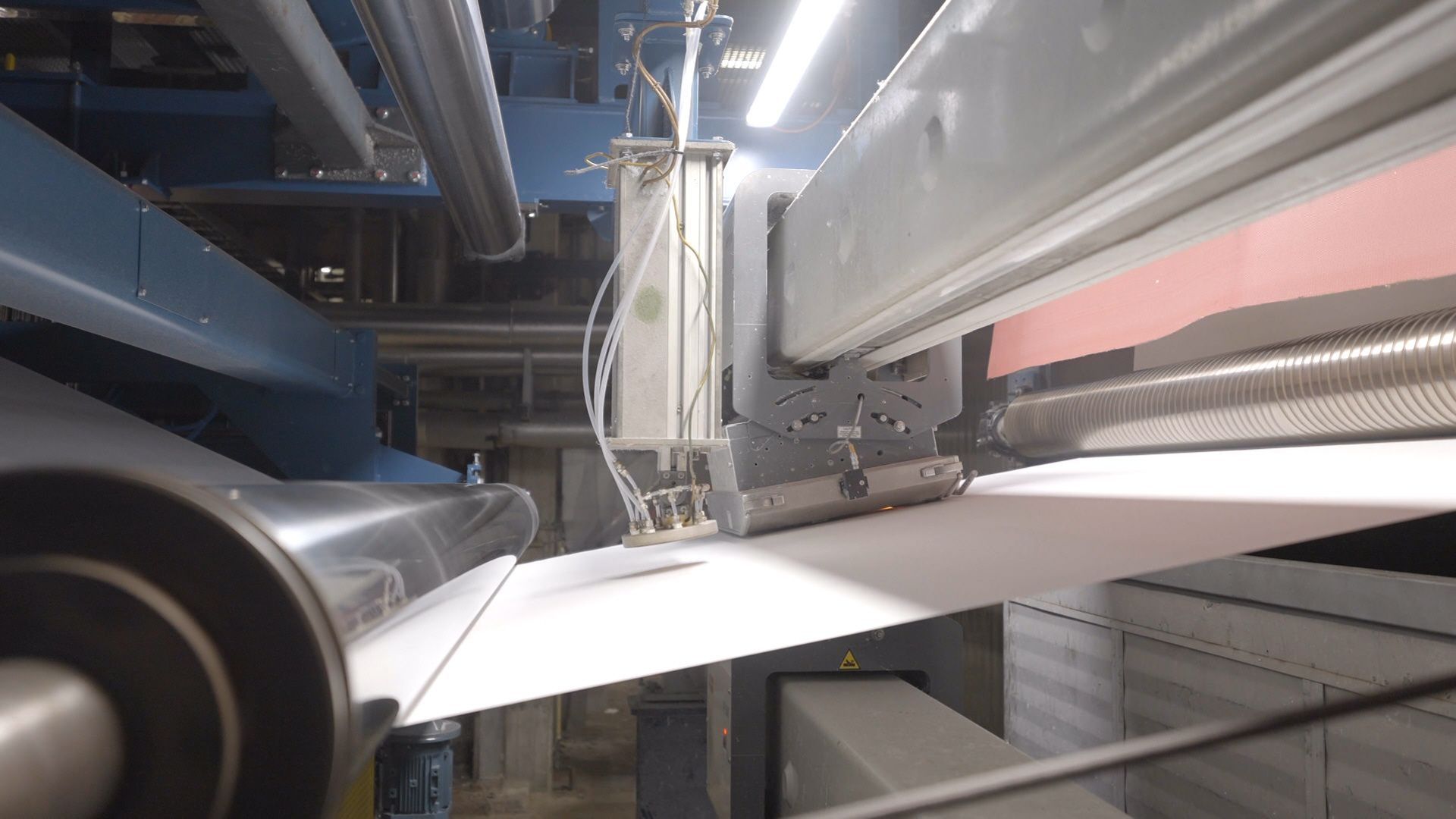 L’investissement permet de passer d’une machine à papier qui fabriquait du non tissé pour le revêtement mural à une machine permettant de fabriquer des filtres à air pour les véhicules automobiles.