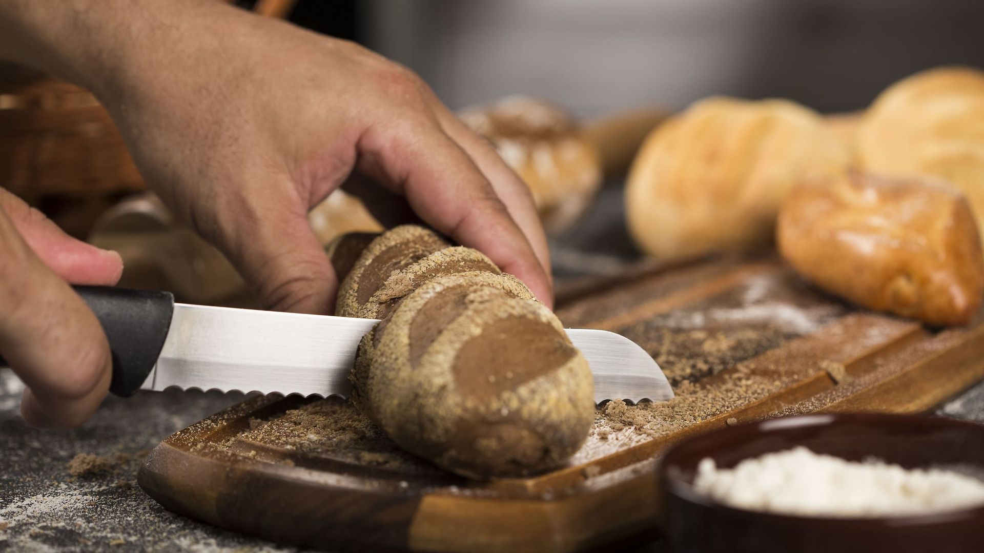 Une baguette de pain blanc coûte en moyenne 1.5€ en Belgique. Contre 1€ en France. 