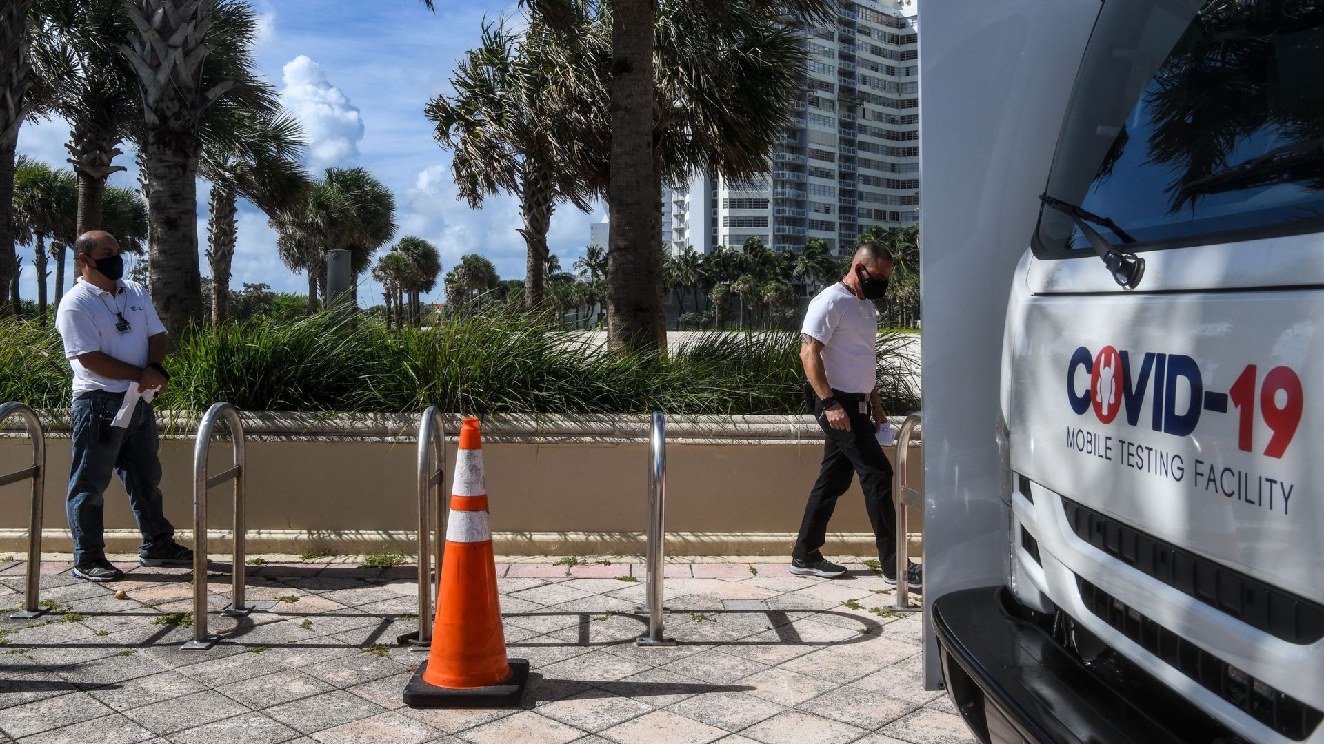 Un homme de Floride a été arrêté pour avoir utilisé son arme lundi dans le hall d'un hôtel de Miami Beach.