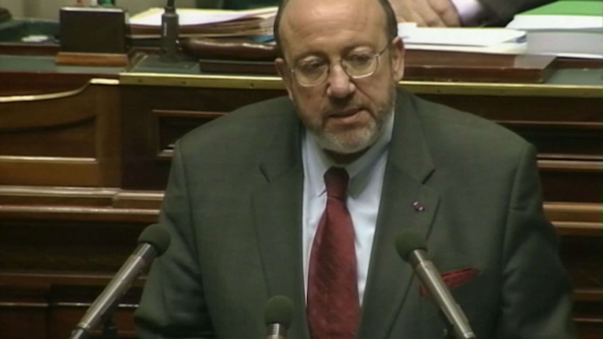 Le 6 février 2002, le ministre des Affaires étrangères Louis Michel à la tribune de la Chambre.