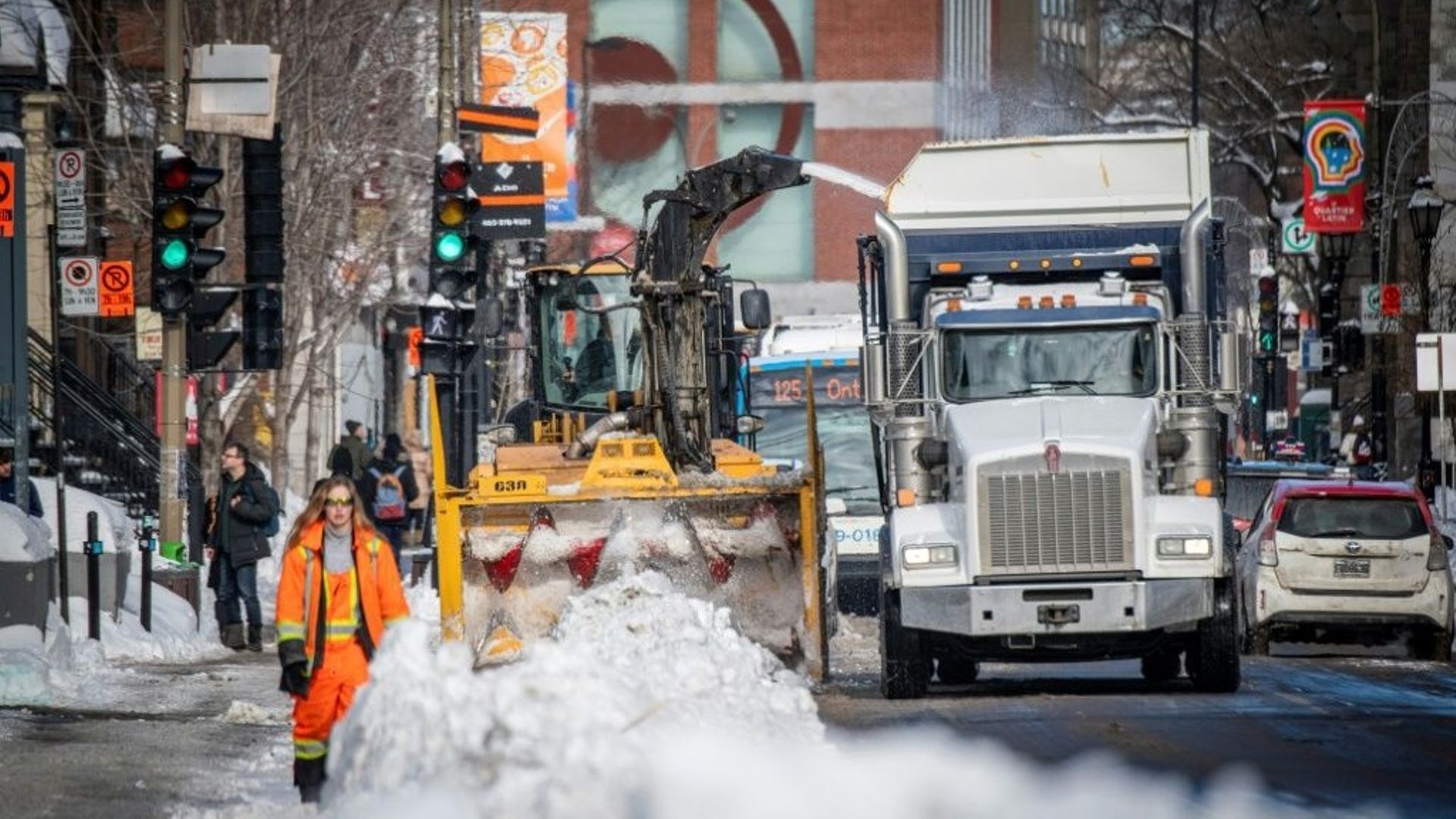 En quelques heures après une tempête de neige, les services de la ville de Montréal s’activent à enlever les tonnes de neige des rues et des routes.