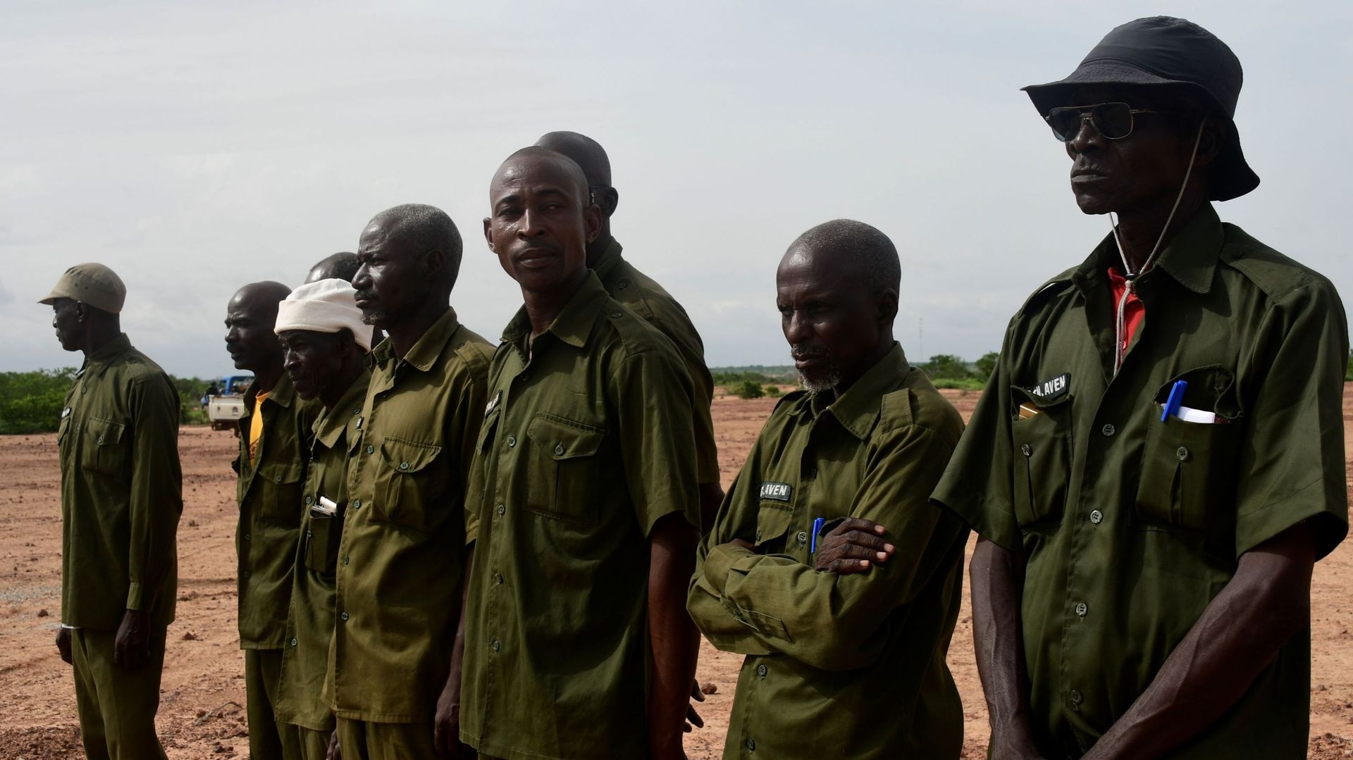 Au Niger, les guides de la réserve de Kouré se recueillent après le décès des humanitaires attaqués.  