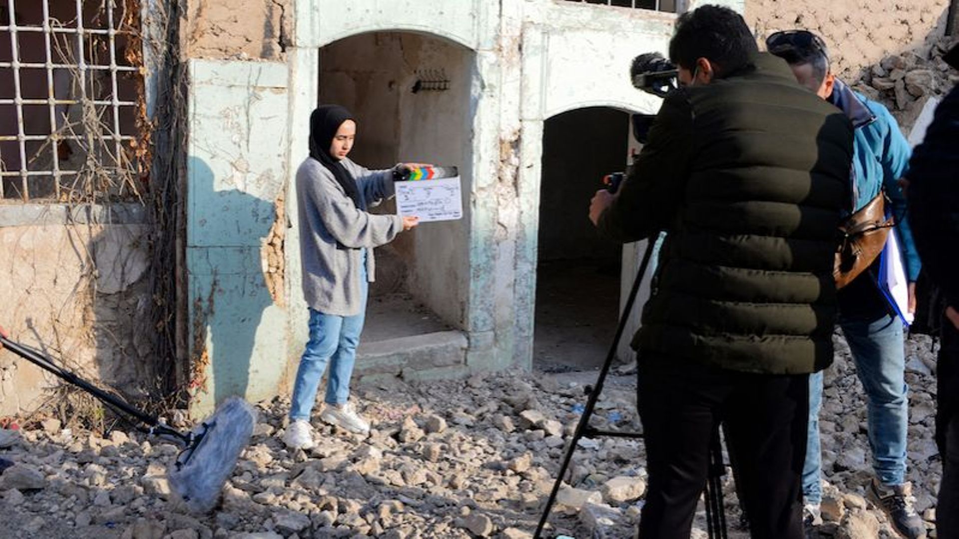 Dans la métropole du nord de l’Irak, qui porte les stigmates de la guerre contre le groupe Etat Islamique (EI), un Département cinéma a vu le jour, fruit de la collaboration entre un théâtre belge, l’UNESCO et l’Institut des Beaux-Arts mossouliote.