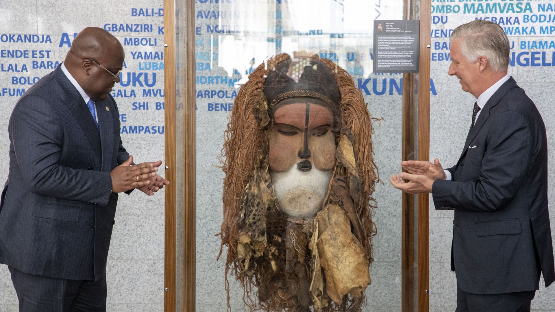 Le président de la République démocratique du Congo, Felix Tshisekedi, et le roi Philippe – Philippe de Belgique dévoilent un masque Kakuungu, rendu par la Belgique au Congo, lors d’une visite au Musée national, MNRDC, Musee national de la République démo