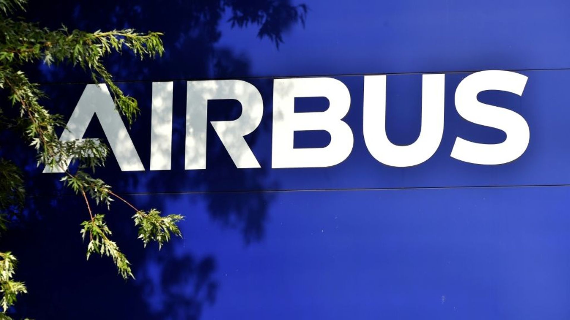 Airbus dirigera "le consortium industriel européen, comprenant plus de 60 partenaires, pour la construction du satellite"