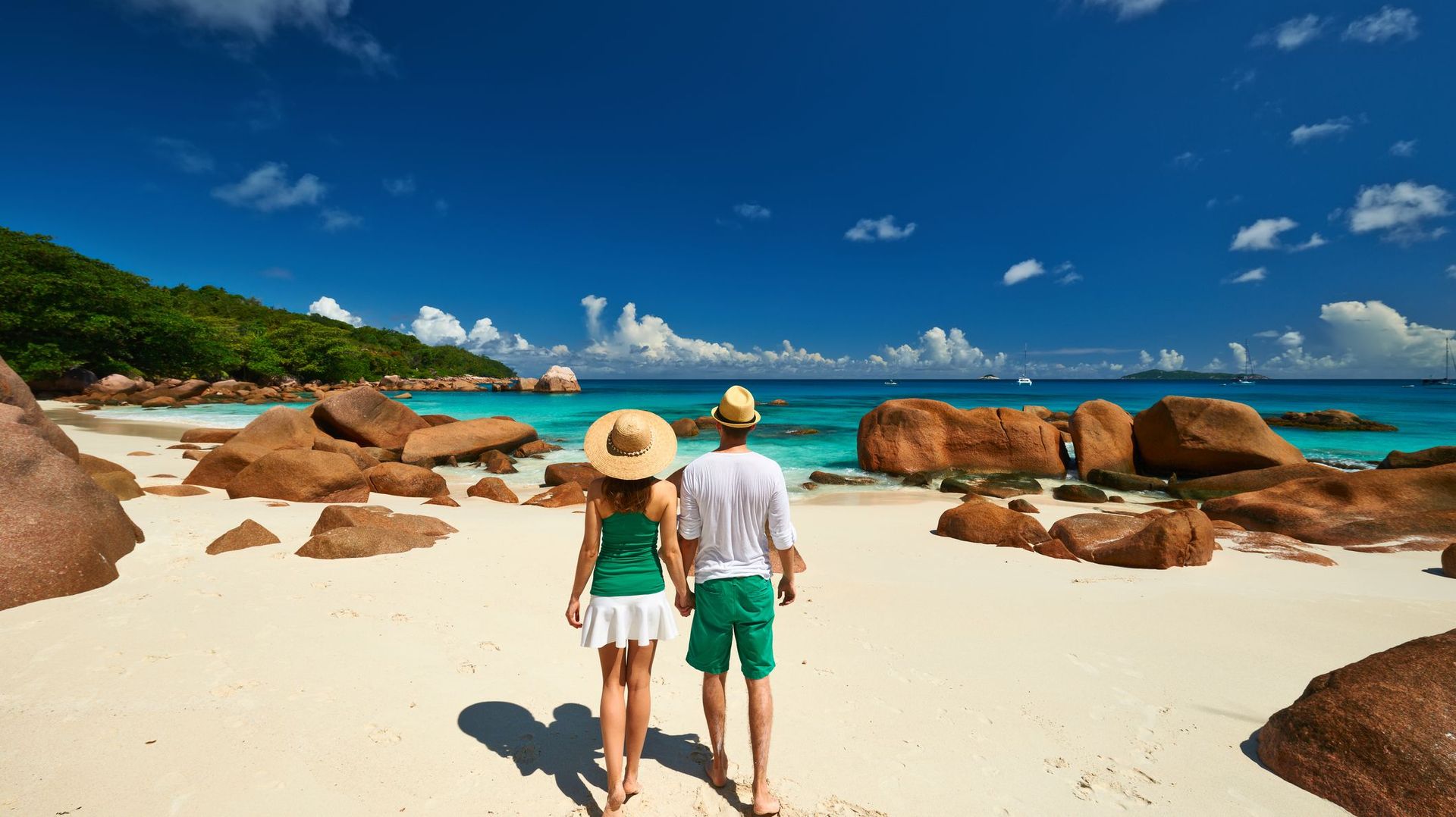 Couple marchant sur une plage aux Seychelles