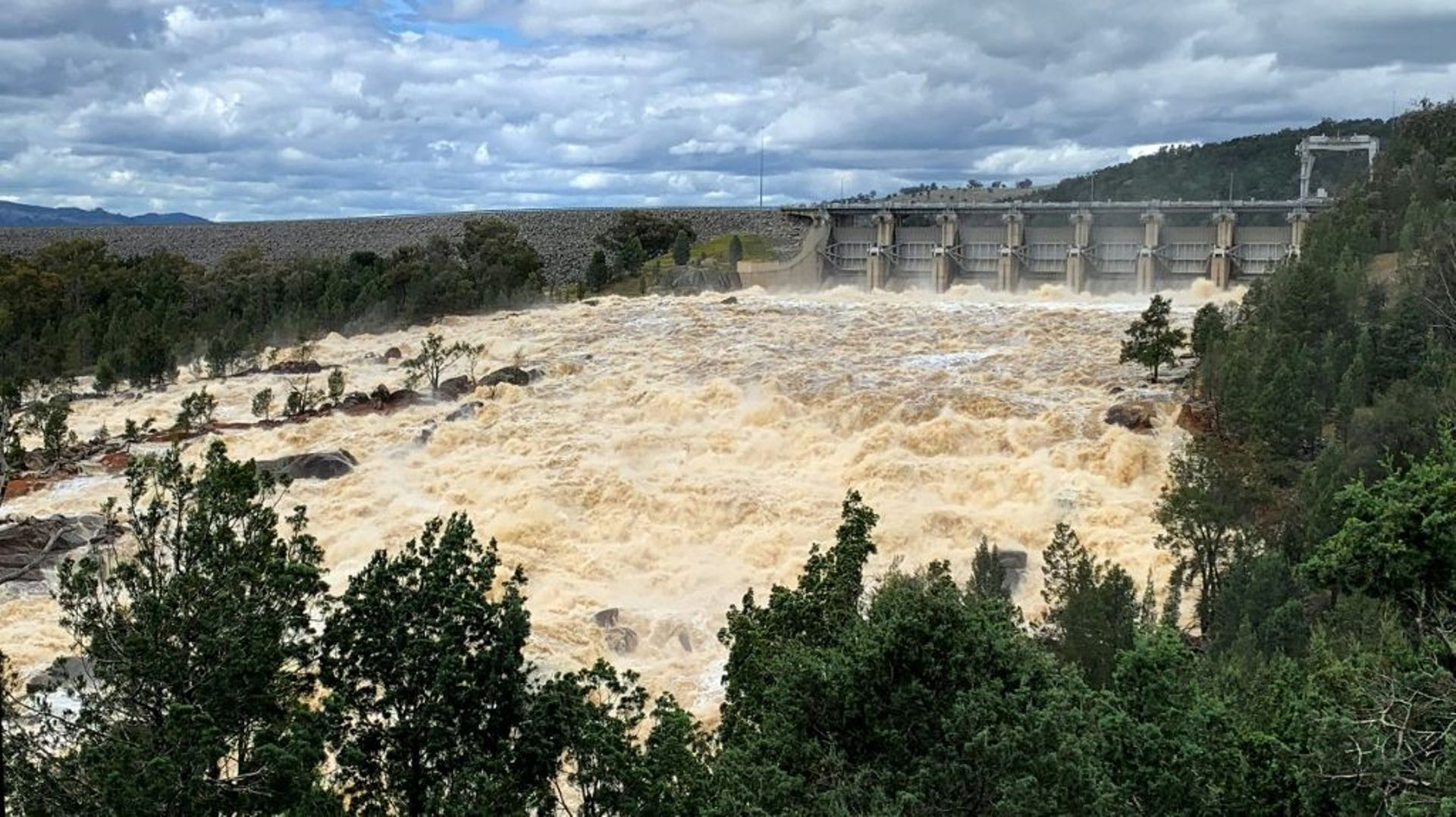De l’eau de crue déborde des déversoirs du barrage de Wyangala, près de la ville de Cowra, en Australie, le 16 novembre 2022