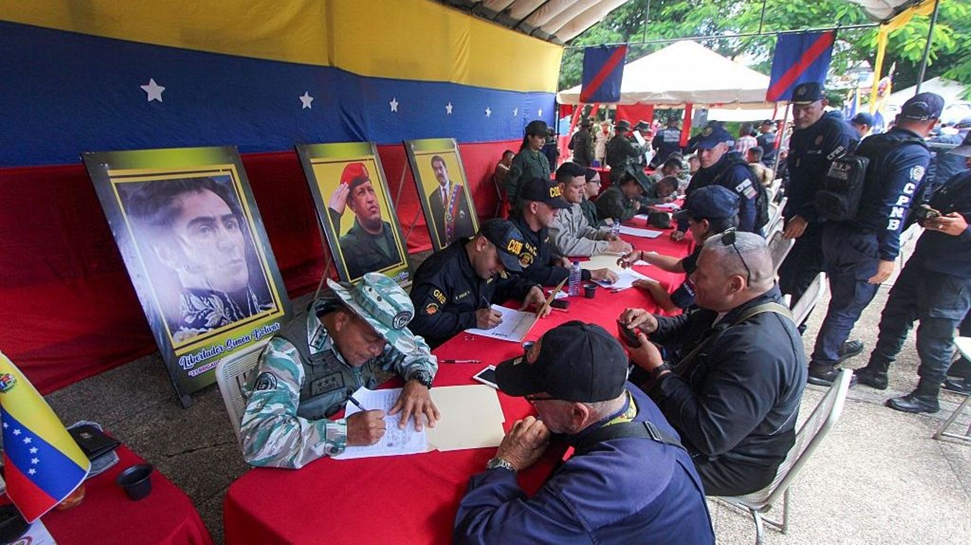 Venezuela Sends Warships & Drones Amidst US Deployment - News Directory 3