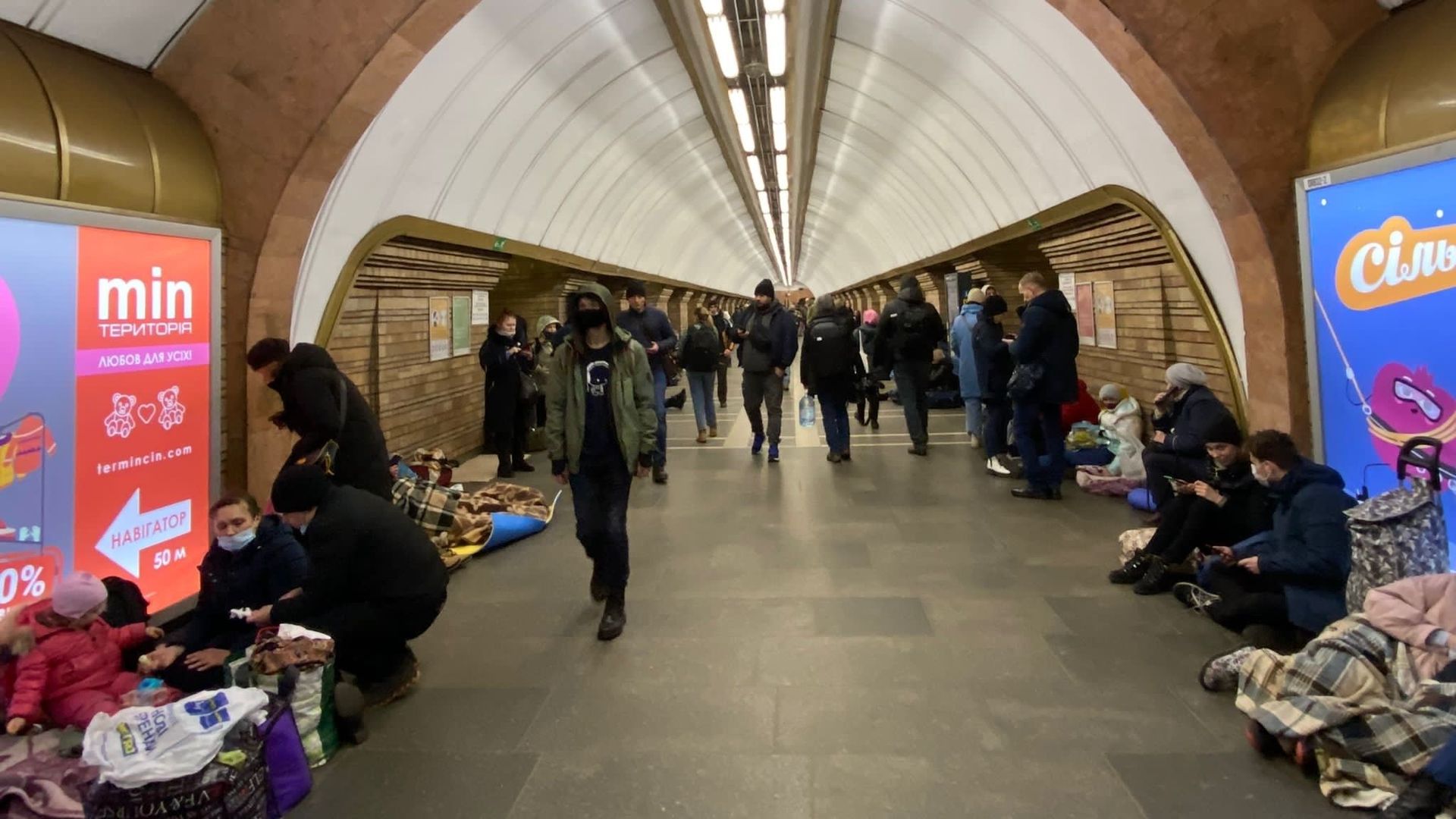 Des civils se réfugient dans le métro à Kiev.