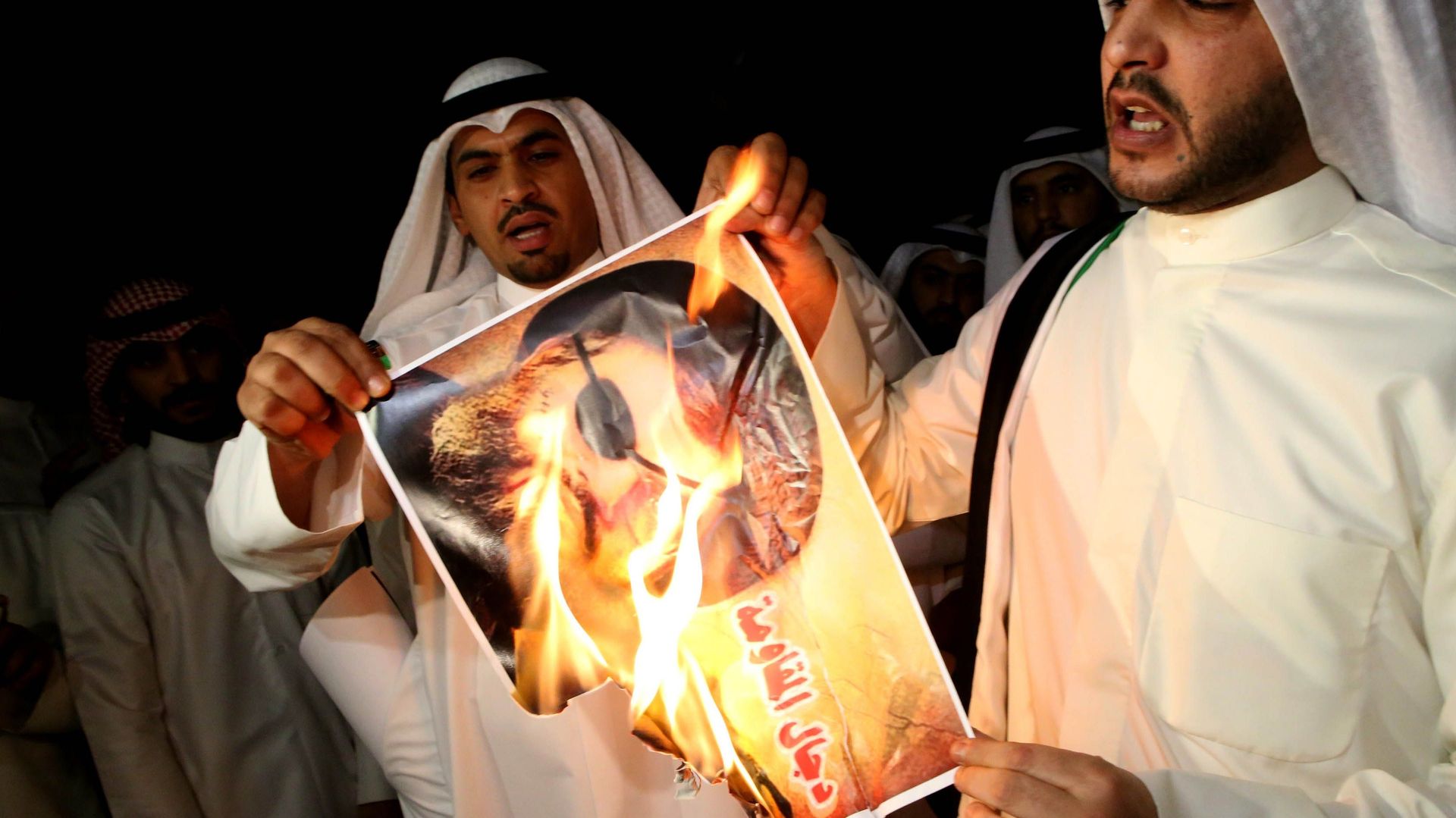 Des manifestants koweitiens brîlant le portrait du chef du Hezbollah, Hassan Nasrallah, le 11 juin.