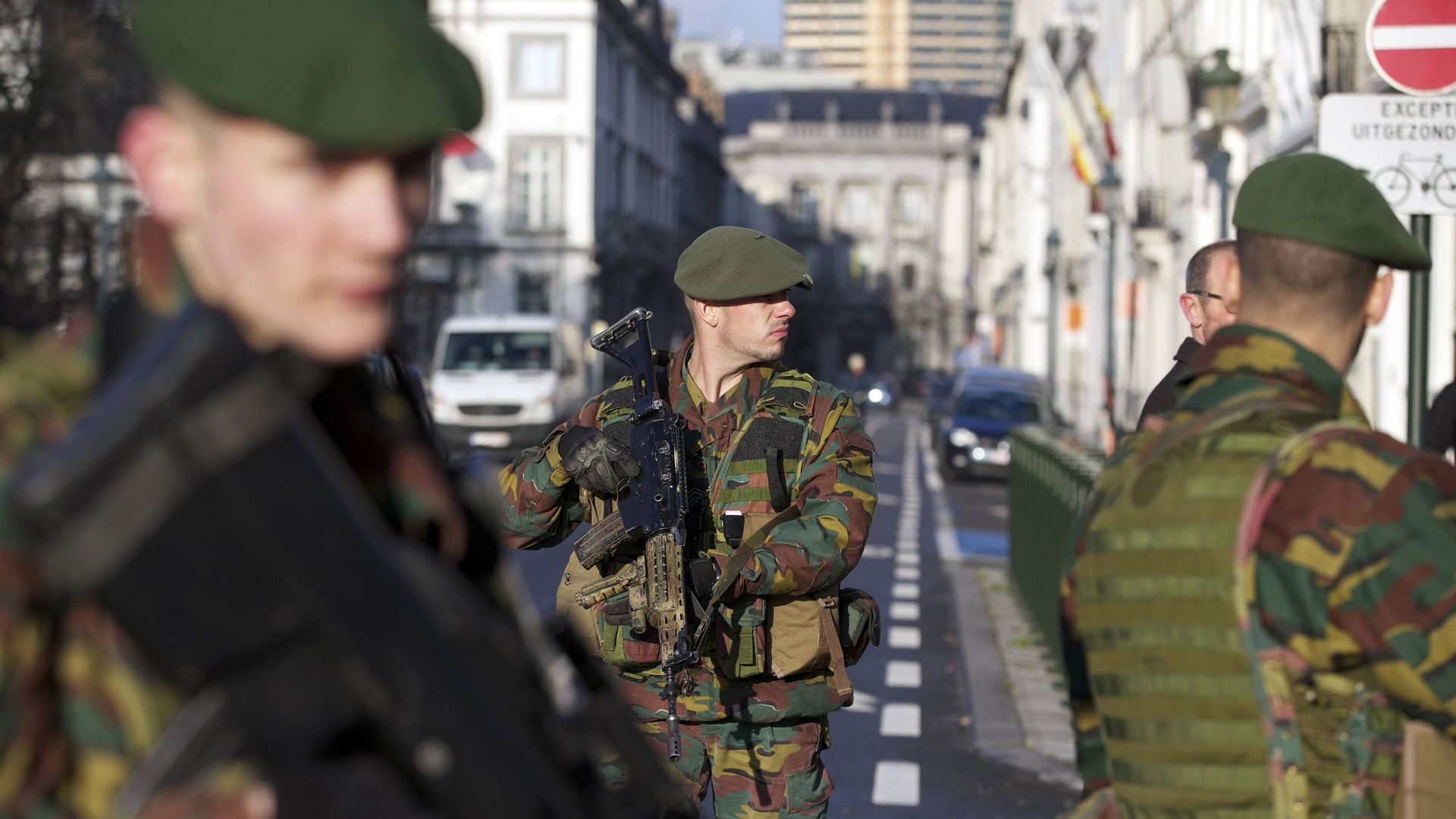 QR : les militaires déployés dans les rues de Bruxelles pourront-ils vraiment intervenir ?