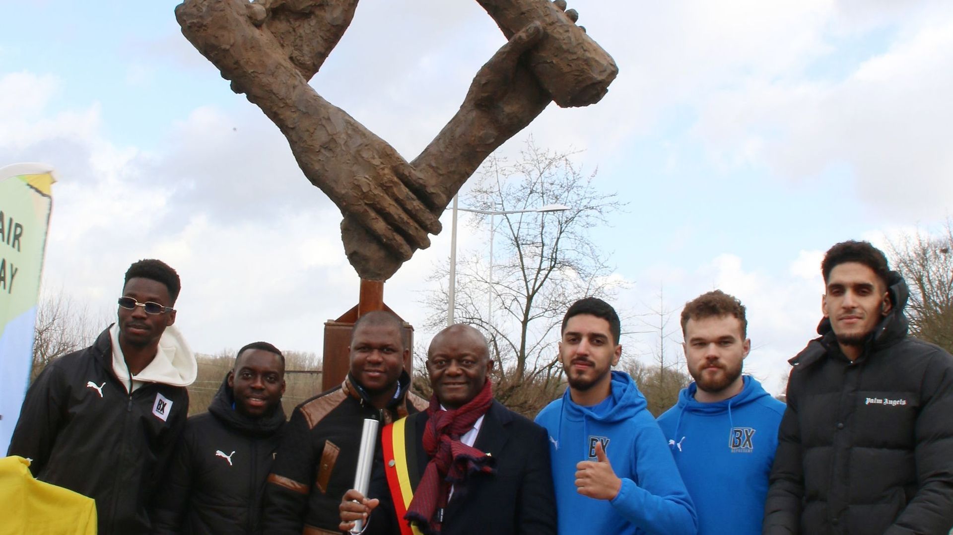 Pierre Kompany accompagné de jeunes du club BX Bruxelles, symbole du Fair-Play dans la commune
