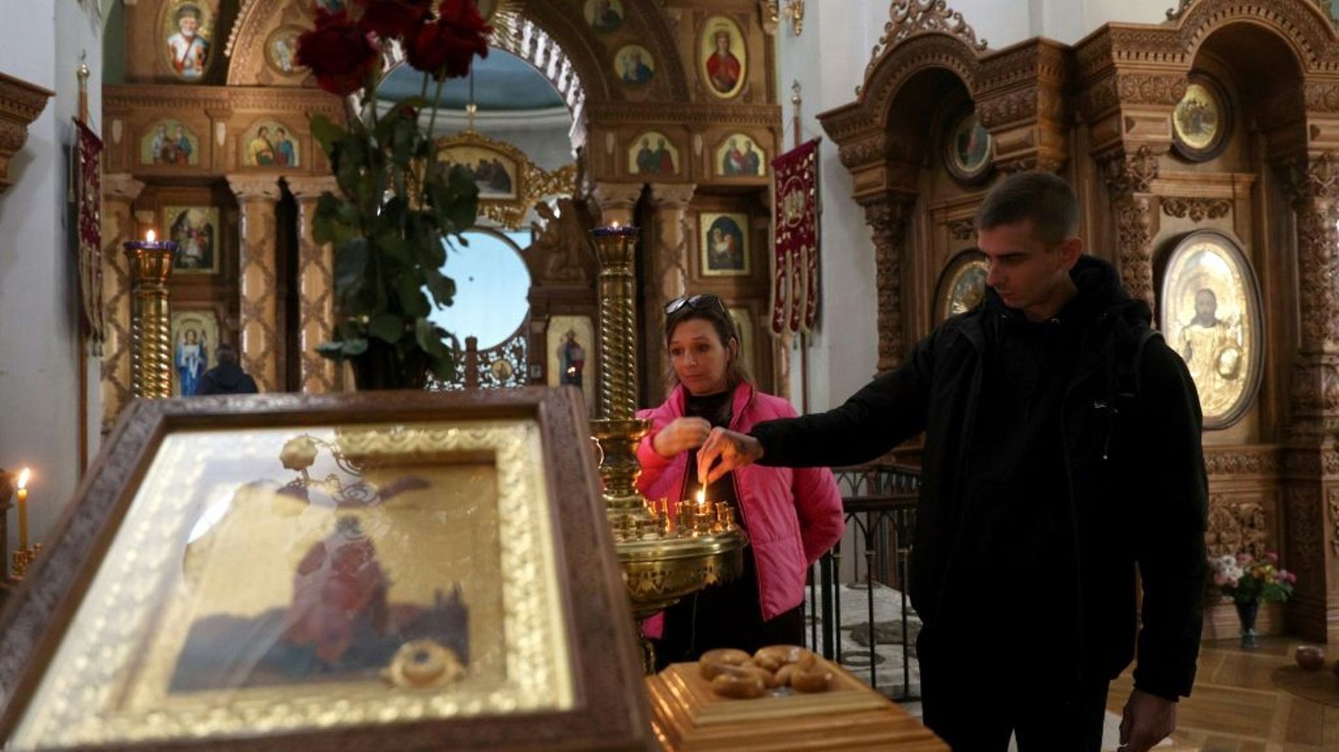 Des habitants allument des bougies dans la cathédrale Sainte-Catherine à Kherson (Sud de l’Ukraine), le 14 novembre 2022