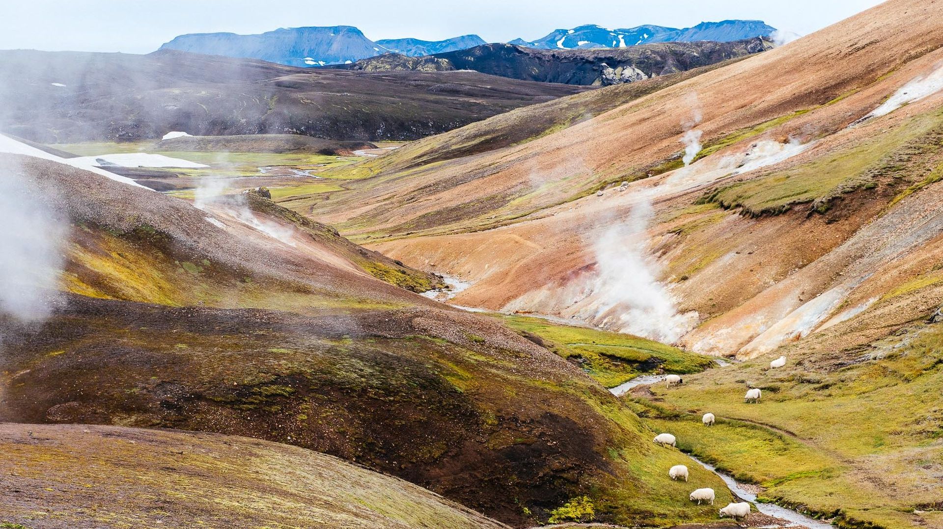 Les terres volcaniques de l'Islande offrent à l'île des paysages improbables et une richesse énergétique sortie tout droit du cœur de la planète.