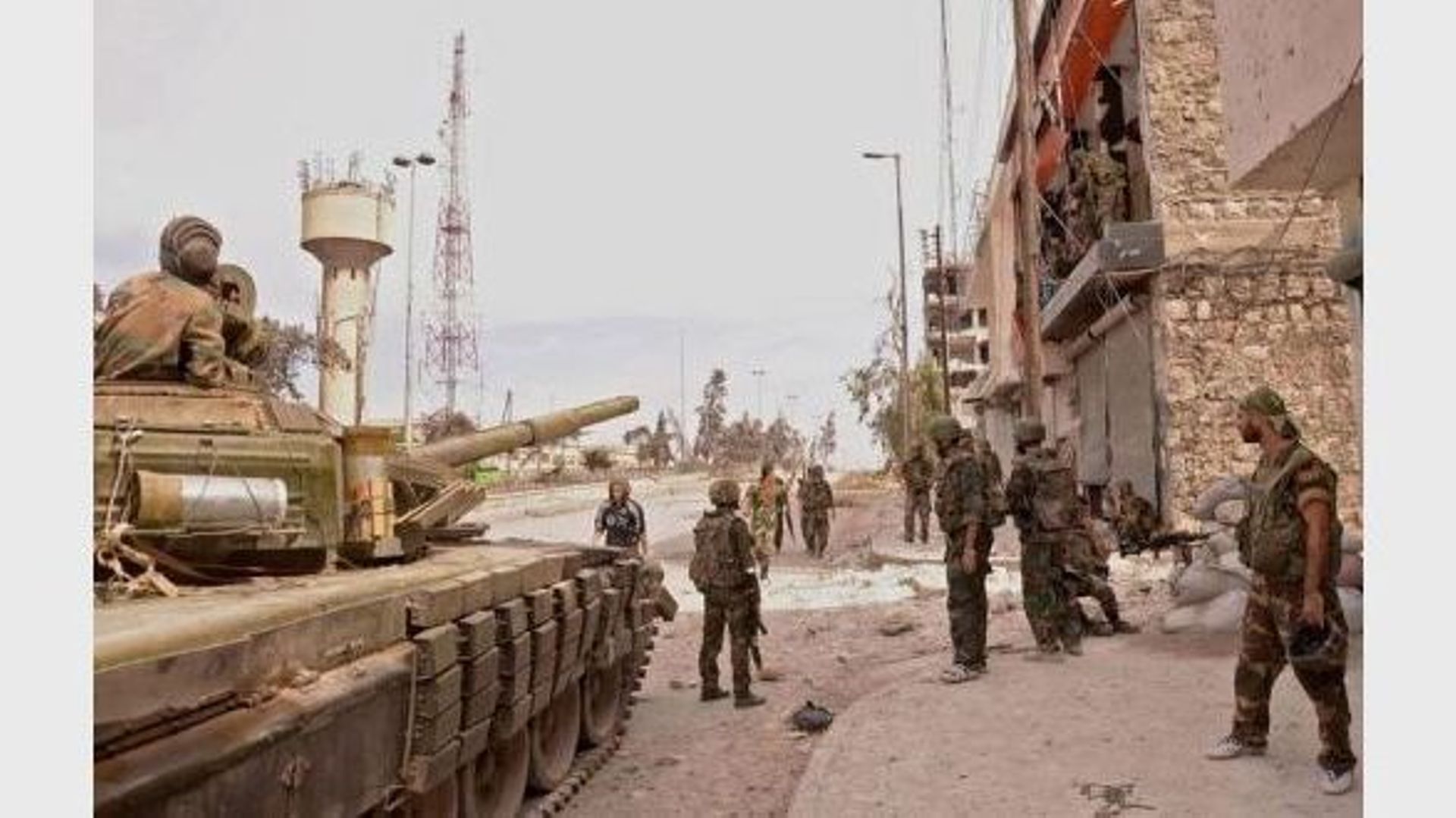 Des soldats de l'armée syrienne, lors d'une opération près d'Alep, le 8 octobre 2012