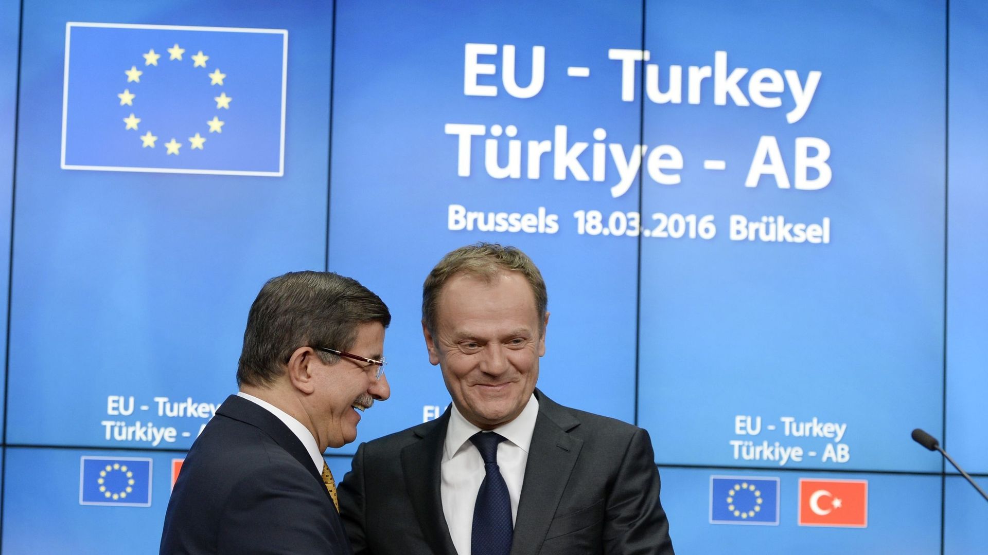 Le Premier ministre turc Ahmet Davutoğlu aux côtés de Donald Tusk le 18 mars 2016.