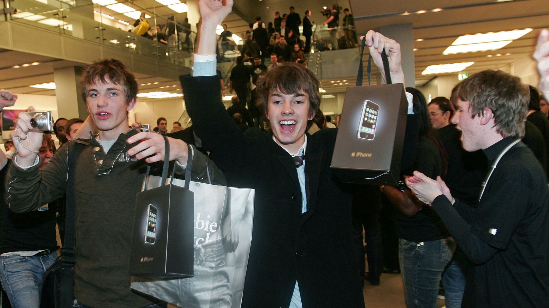 Des clients sortent de l'Apple Store de Londres avec le 1er iPhone le 9 novembre 2007.
