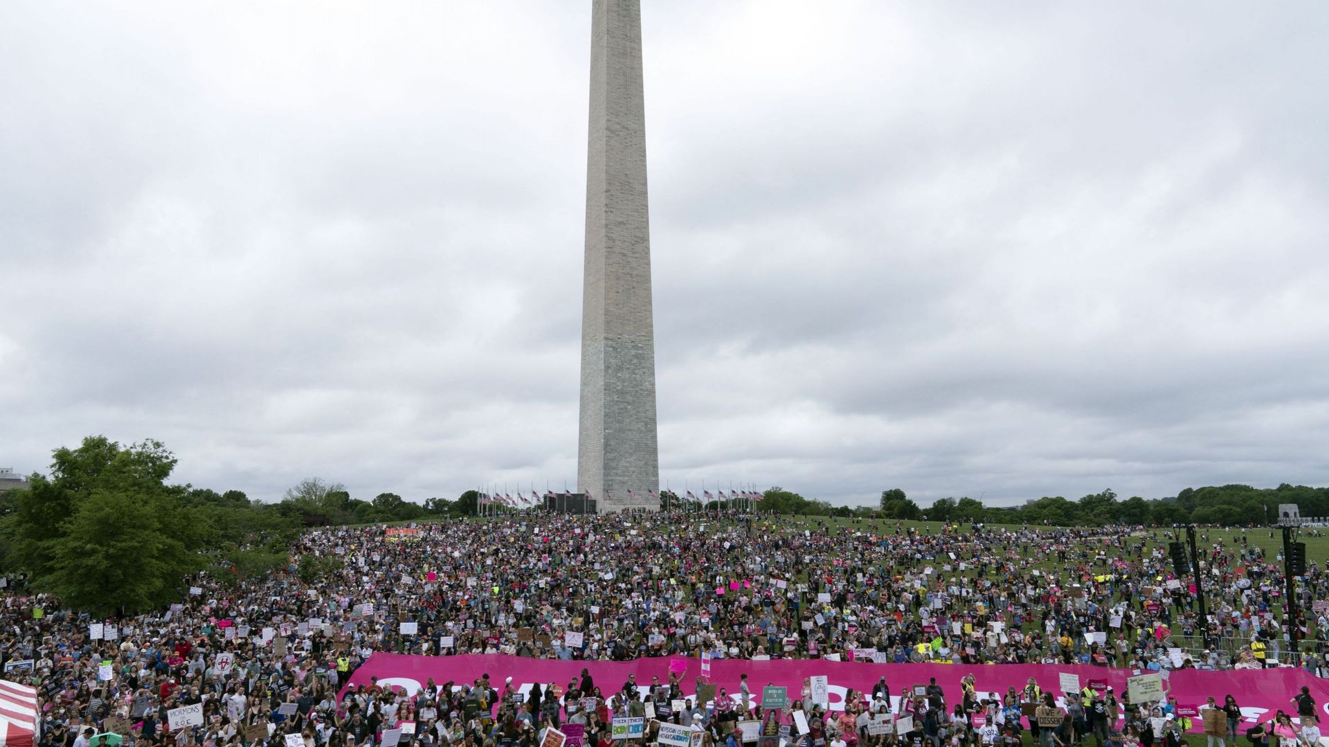Des milliers de militants pour le droit à l’avortement se rassemblent devant le Washington Monument avant une marche vers la Cour suprême des États-Unis à Washington, DC, le 14 mai 2022. 