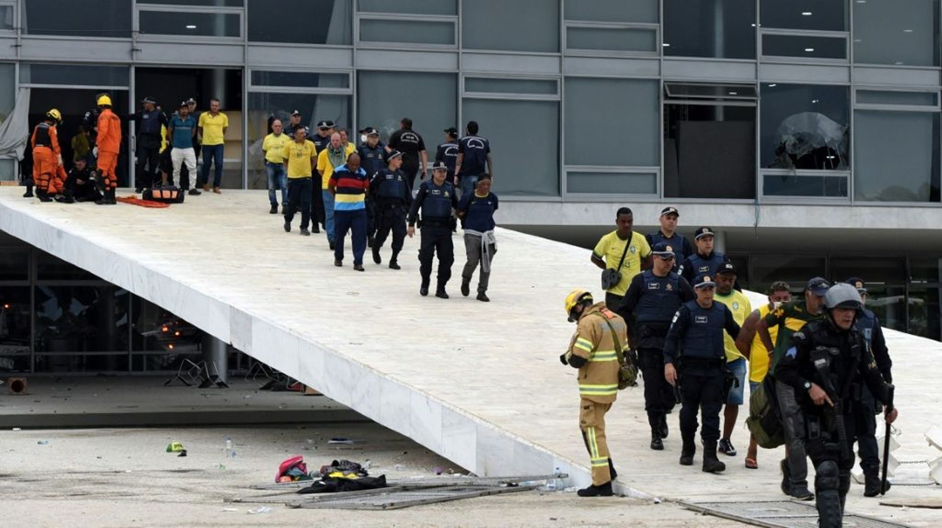 Des membres des forces de sécurité arrêtent des manifestants bolsonaristes qui ont envahi le palais présidentiel, le 8 janvier 2022 à Brasilia