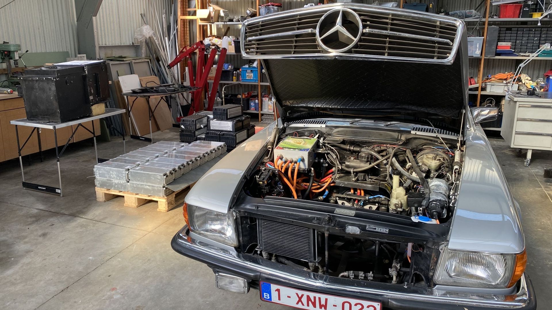 La Mercedes SLC de 1977 a troqué son V8 contre un moteur électrique