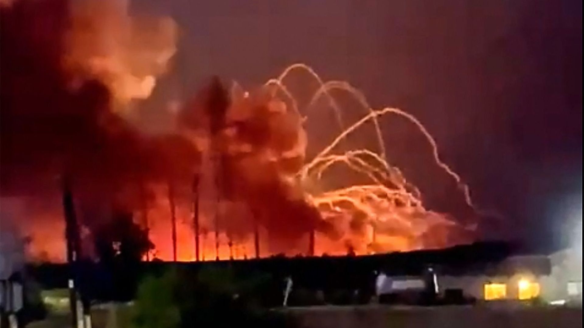 Cette image fixe tirée d'une vidéo publiée par steelmalikov et prise le 18 août 2022 montre le feu et la fumée s'échappant d'un dépôt de munitions près du village de Timonovo, à l'extérieur de Belgorod, le 18 août 2022.