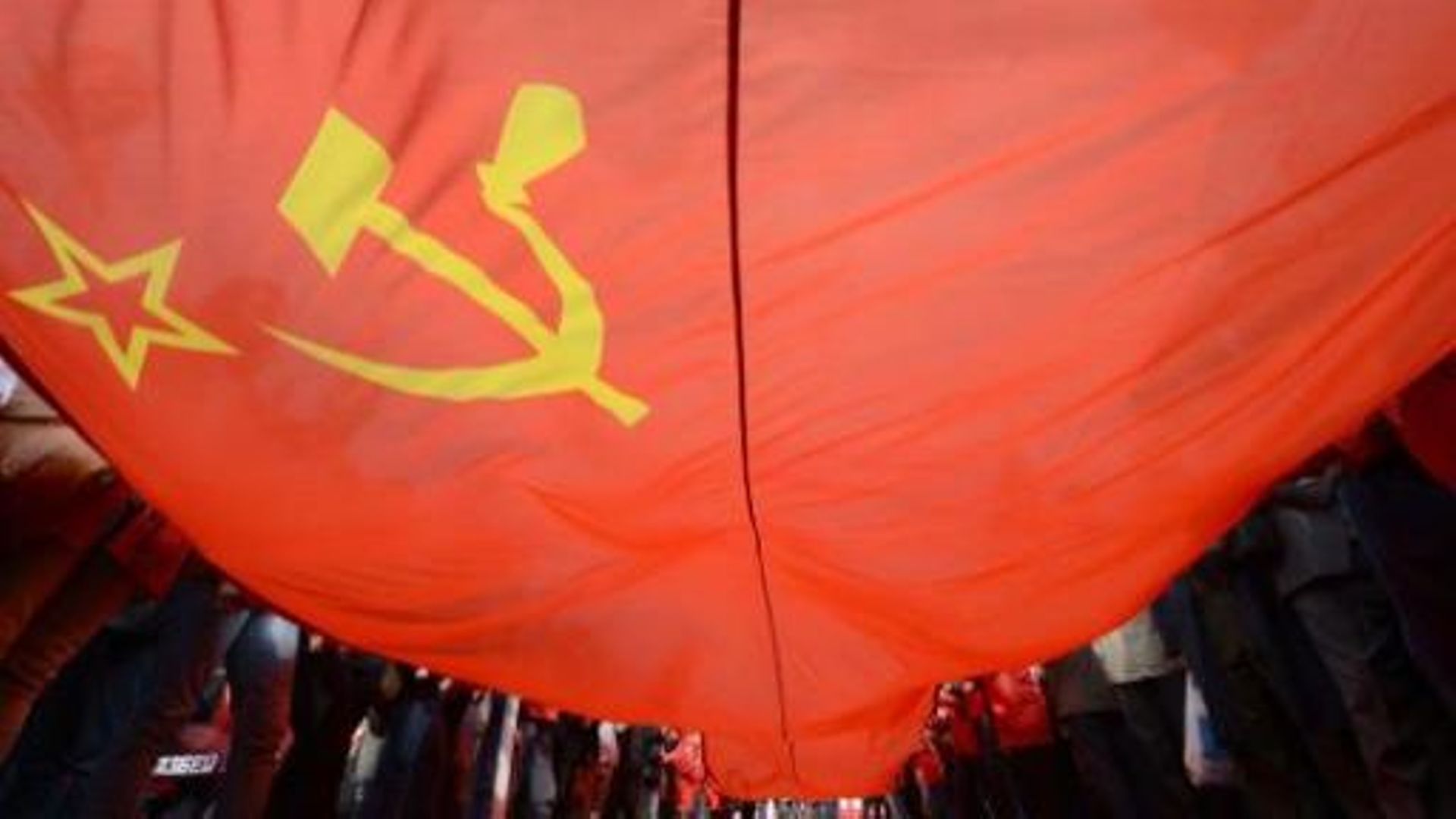 La Commission s'offusque d'une affiche à la symbolique communiste