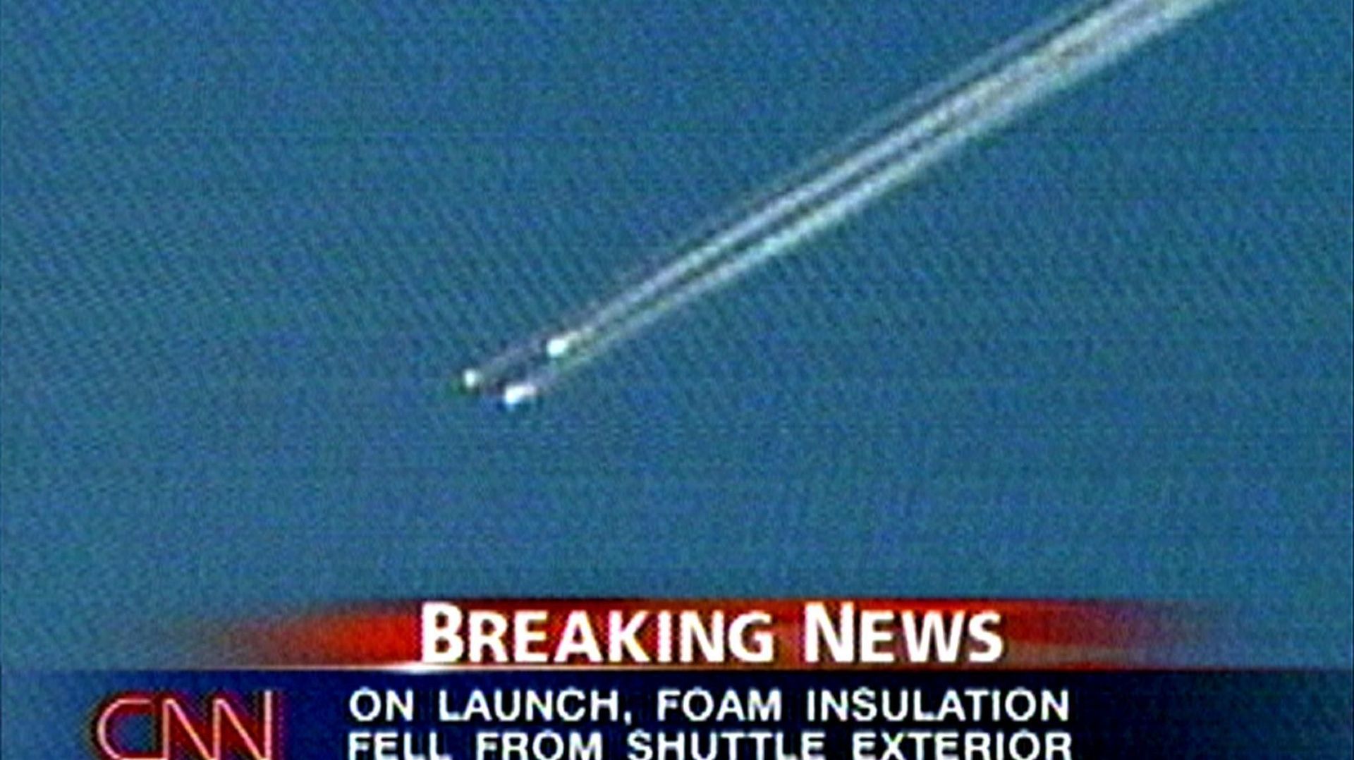 Capture d'écran de CNN qui montre la navette spatiale Columbia en train de se briser alors qu'elle revient de sa mission le 1er février 2003.