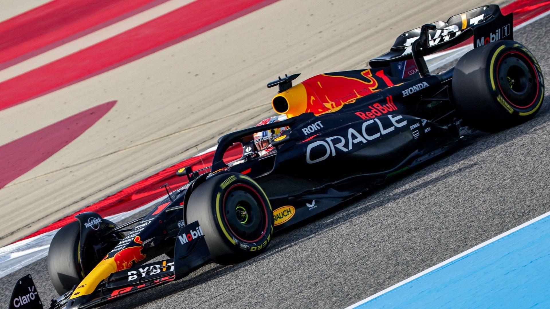 Max Verstappen au volant de la RB19 lors des essais d'avant-saison au Bahreïn.