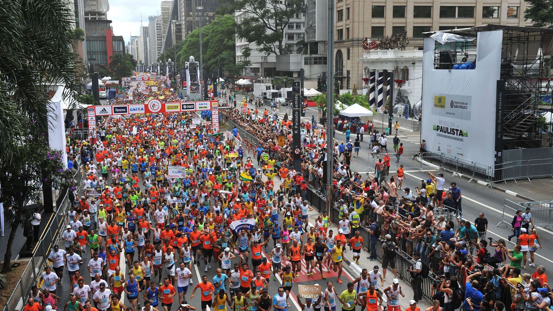 Commencer l'année comme on a terminer la précédente : pour les participants de la course de la Saint Sylvestre à Sao Paulo cela passe par le sport.