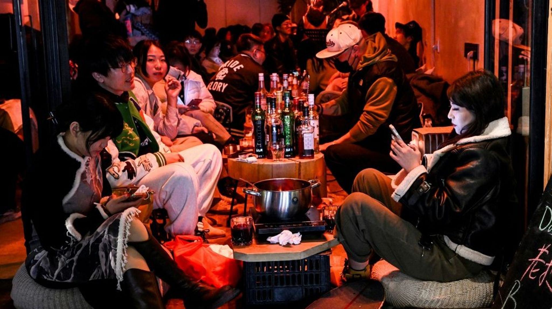 Des personnes sont attablées dans un bar à Dali, dans le sud de la Chine, le 14 janvier 2023