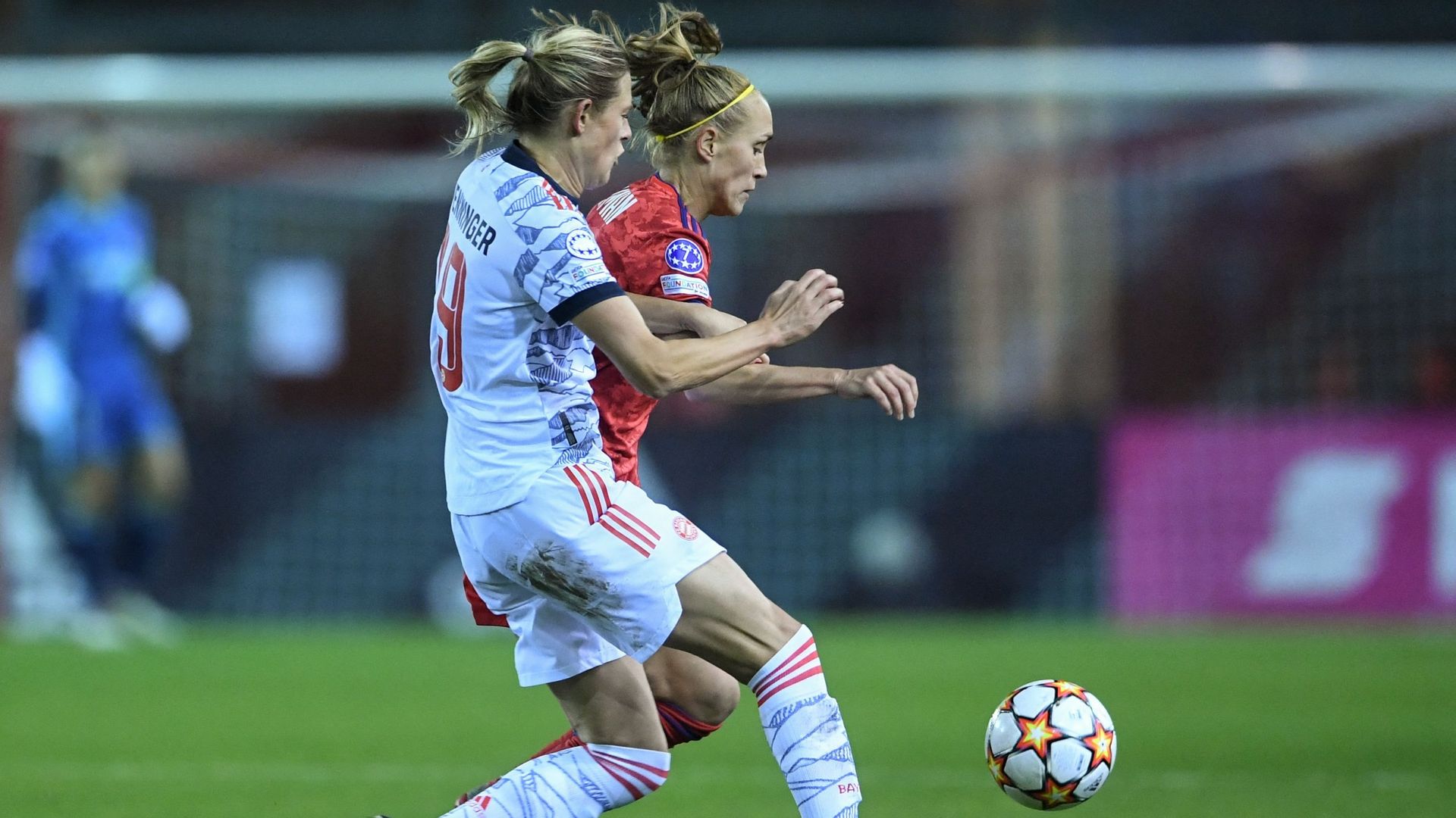 Carina Wenninger du Bayern Munich face à la joueuse belge de Lyon Janice Cayman